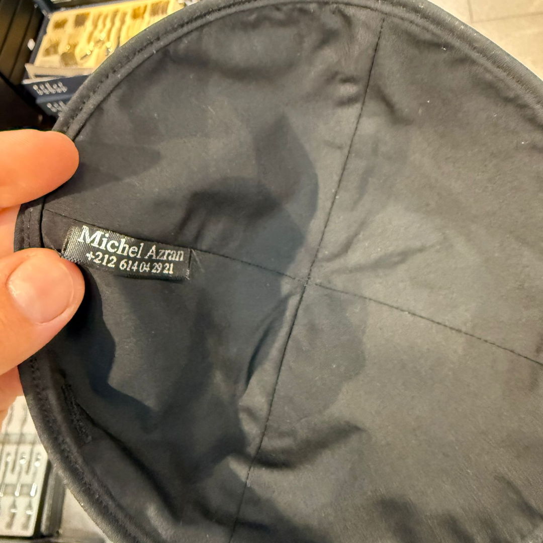 כיפה קטיפה מרוקאית 18 ס״מ – שחור 'סידנא בבא סאלי' כתוביות שחורות