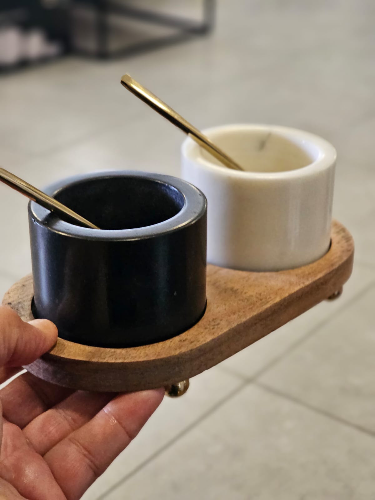 זוג מלחיות - פתוחות שיש וכפיות זהב על מגש עץ כהה 10\20 גובה 8 ס"מ