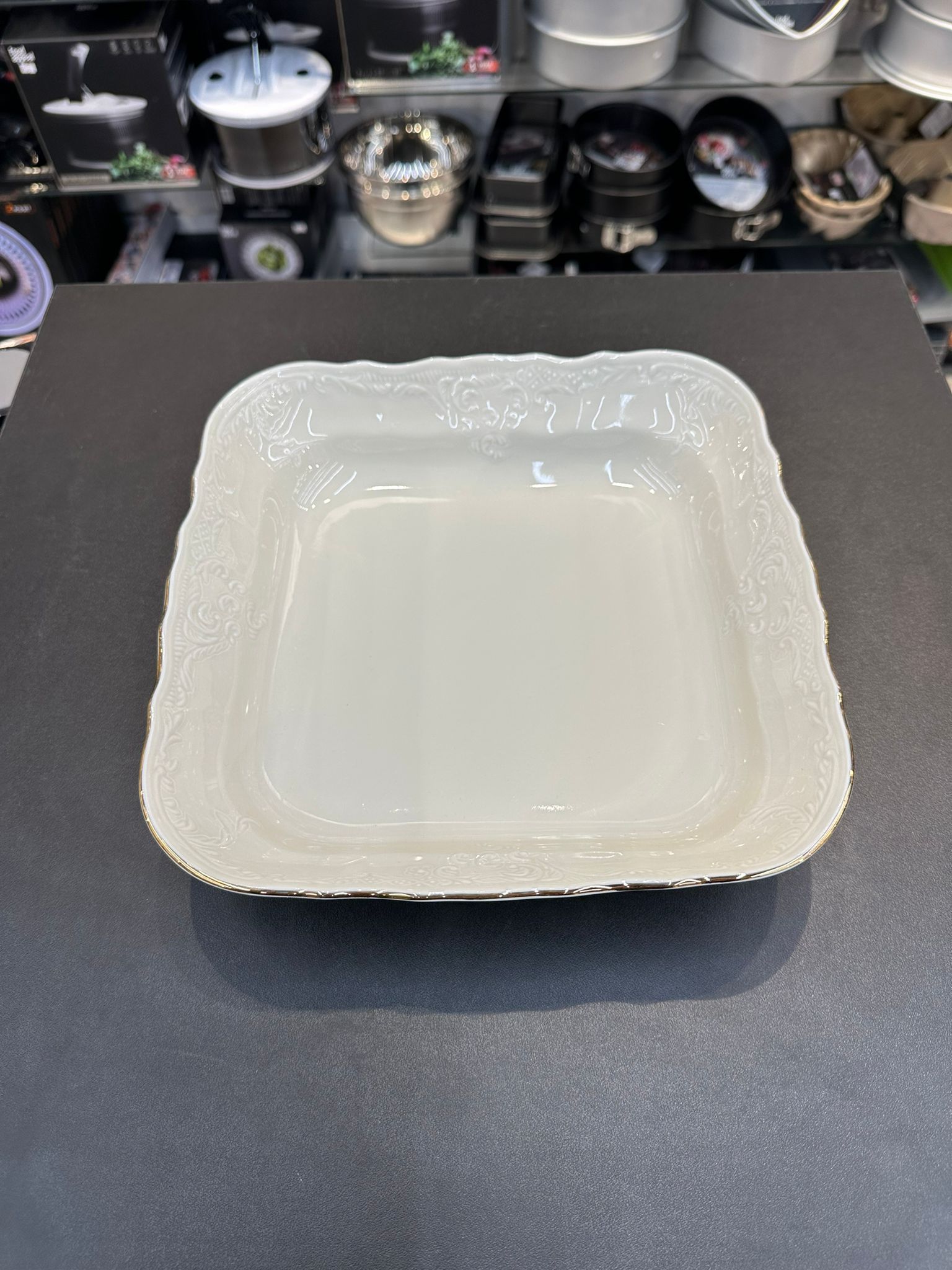 תבנית קערה מרובעת 25 ס״מ פורצלן צ׳כי – שמנת שנהב עיטור פס זהב Thun