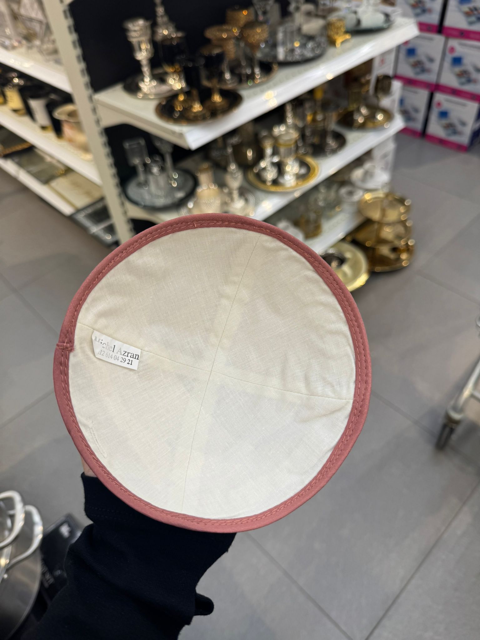 כיפה קטיפה מרוקאית 18 ס״מ – ורוד כהה כתמי זהב 'סידנא בבא סאלי׳ כתוביות זהב