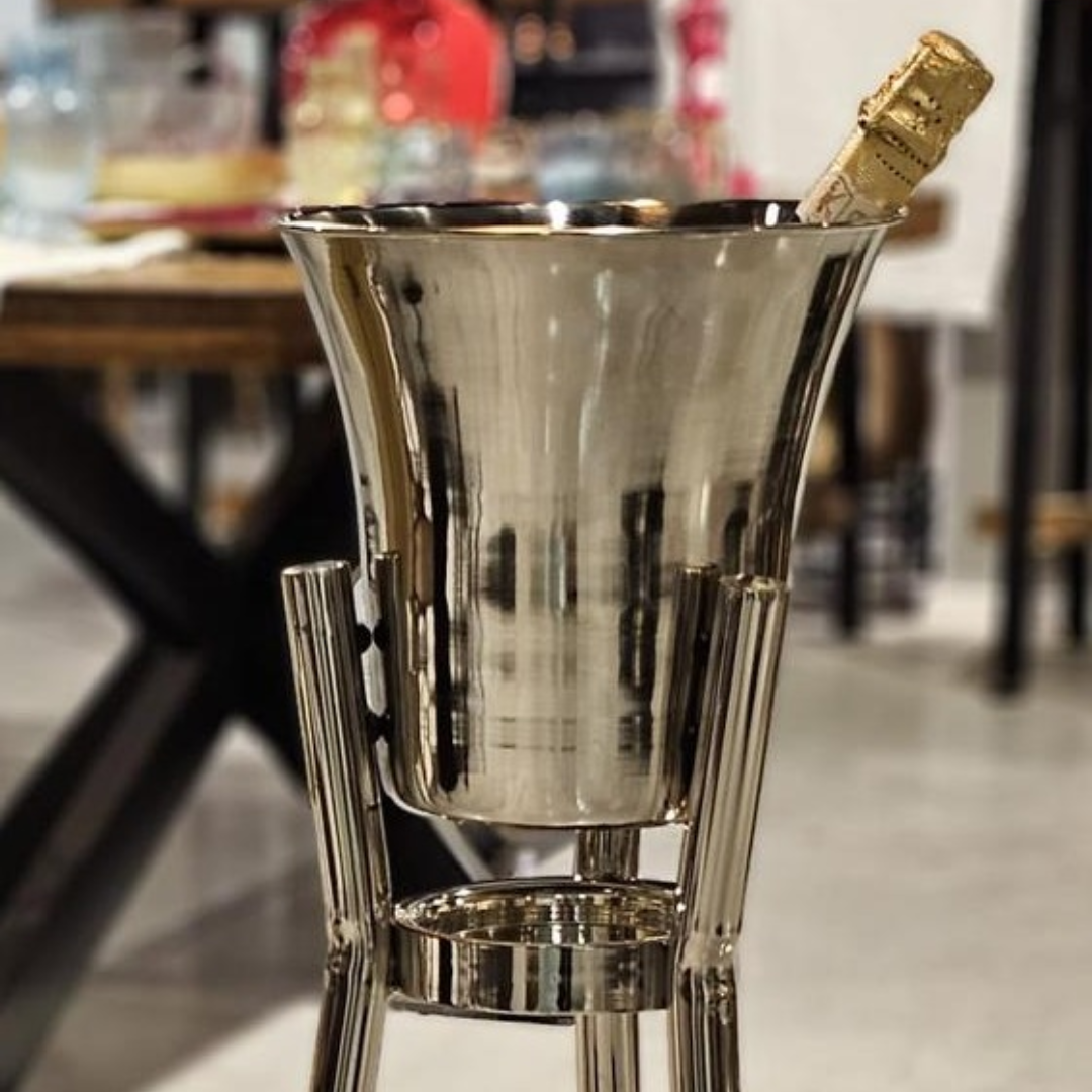 שמפניירה – מתכת שחורה על רגלי עץ 33.5X29.5 גובה 85.5 ס”מ