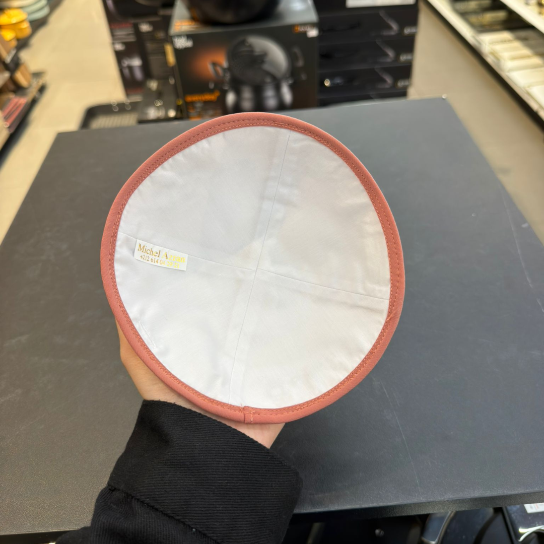 כיפה קטיפה מרוקאית 18 ס״מ – ורוד סלמון 'סידנא בבא סאלי' כתוביות רוז גולד + חתימת הצדיק (חדש)