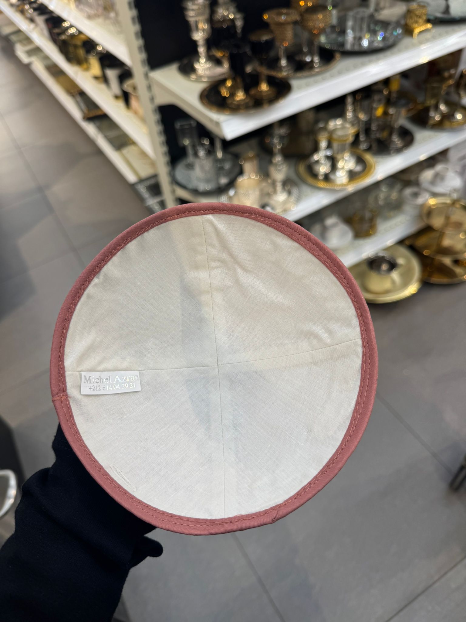 כיפה קטיפה מרוקאית 18 ס״מ – ורוד כהה כתמי זהב 'רבי יצחק אביחצירא׳ כתוביות זהב