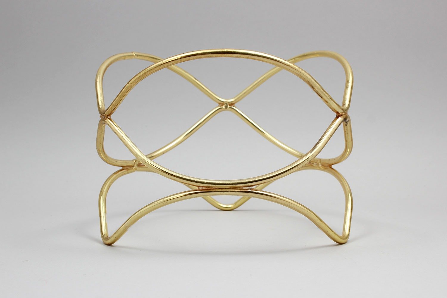 סטנד מצופה גלי גובה 15 ס”מ זהב