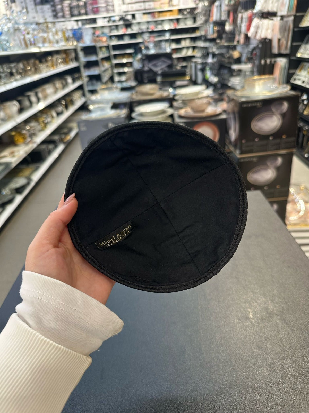 כיפה קטיפה מרוקאית 18 ס״מ – שחור ׳יחי אדוננו מורנו ורבנו׳ כתוביות רוז גולד