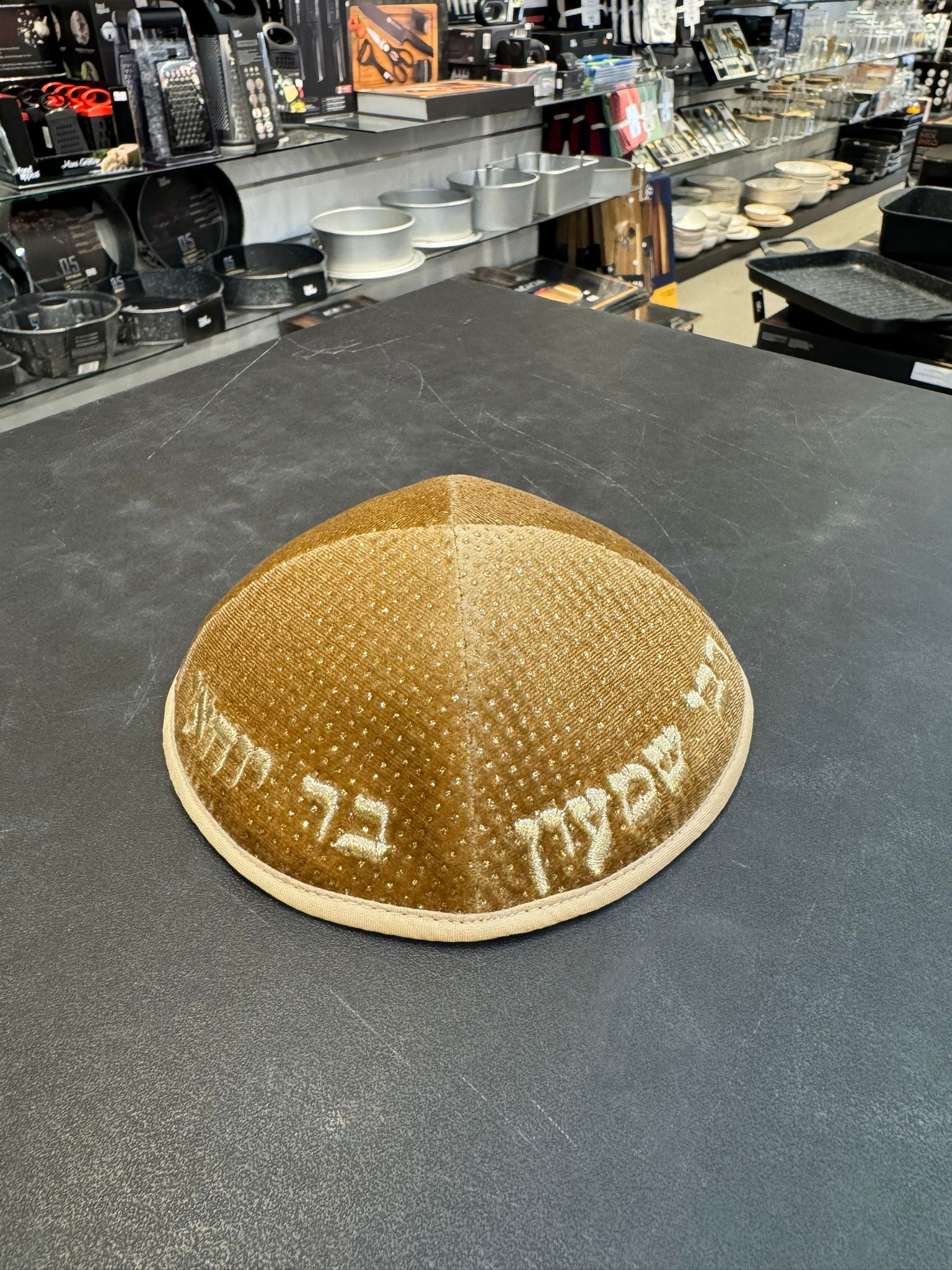 כיפה קטיפה מרוקאית (לילדים) 14 ס״מ – קוניאק אדמה זרקורים ׳רבי שמעון בר יוחאי' כתוביות רוז גולד