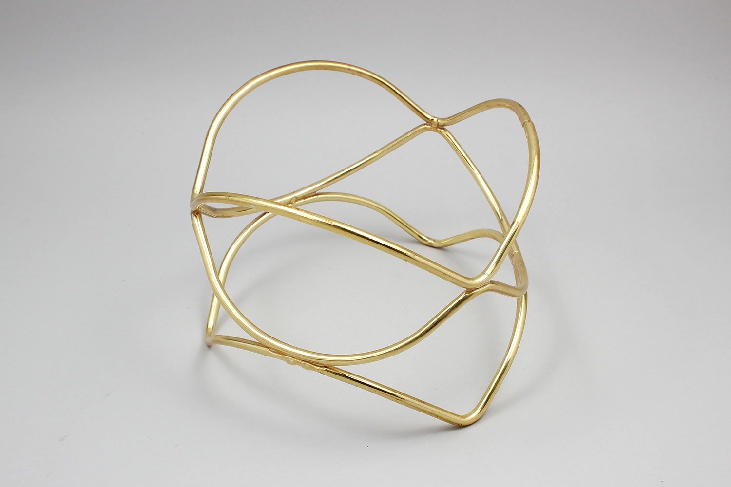 סטנד מצופה גלי גובה 15 ס”מ זהב