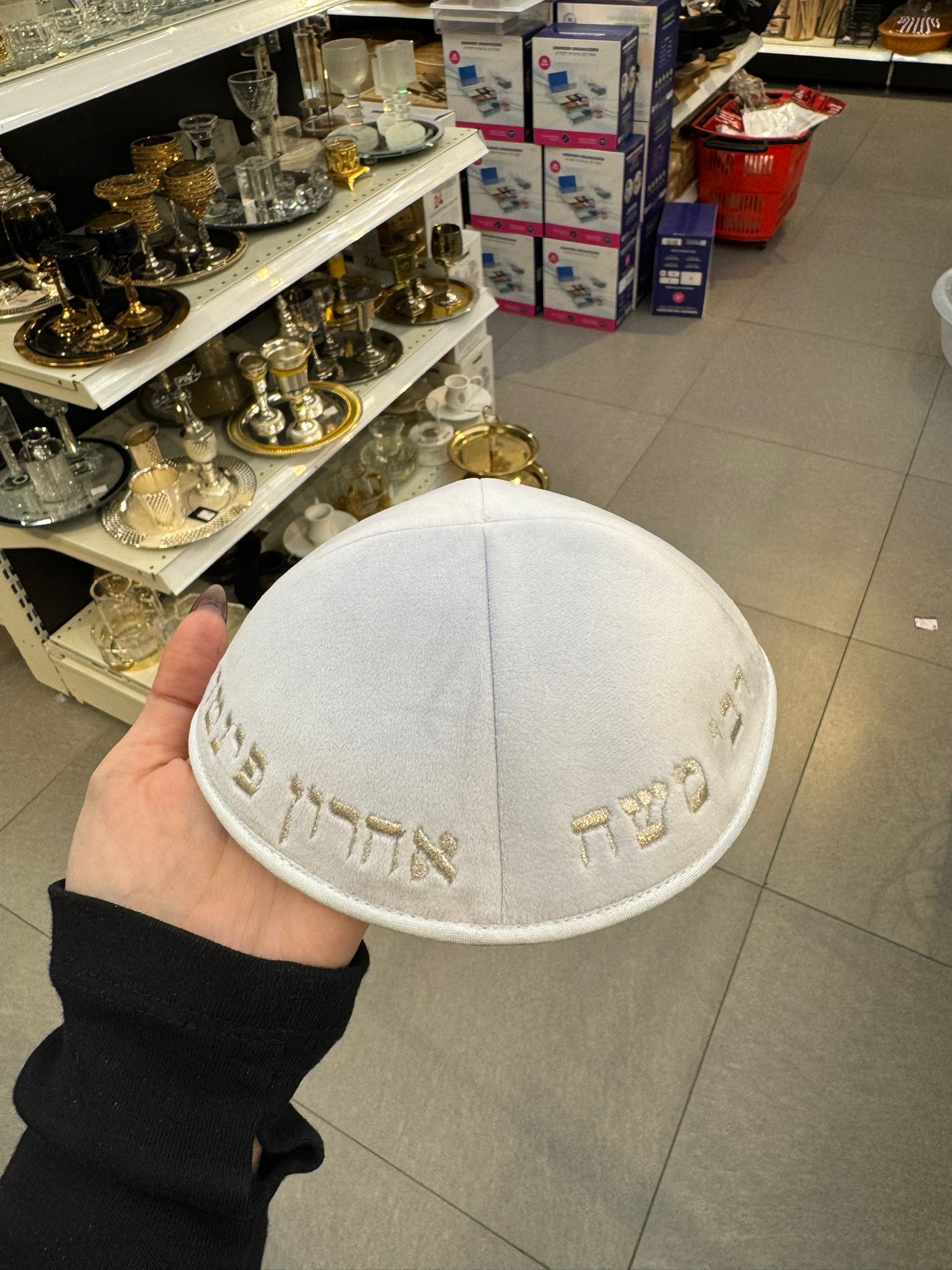 כיפה קטיפה מרוקאית 18 ס״מ – תכלת ‘רבי משה אהרון פינטו' כתוביות זהב