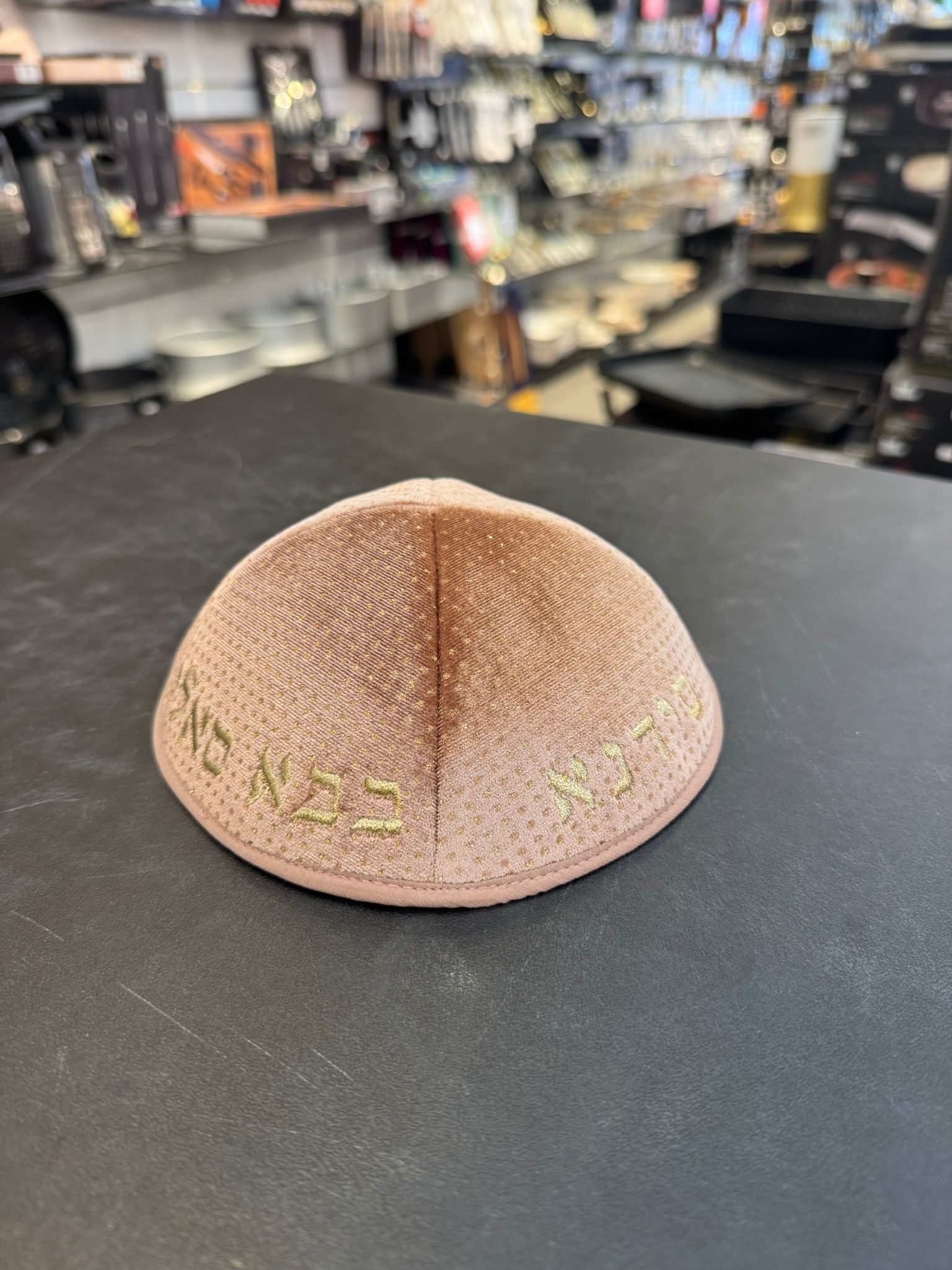 כיפה קטיפה מרוקאית 18 ס״מ – ורדרד בהיר זרקורים ׳סידנא בבא סאלי' כתוביות זהב