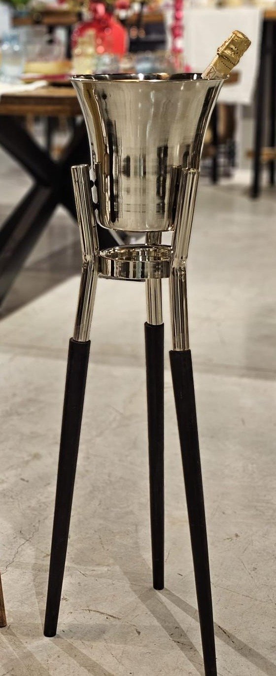 שמפניירה – מתכת שחורה על רגלי עץ 33.5X29.5 גובה 85.5 ס”מ