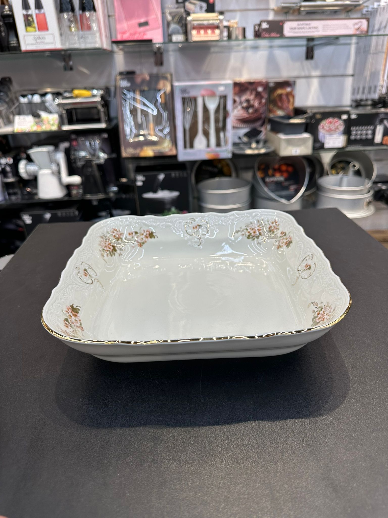 תבנית קערה מרובעת 25 ס״מ פורצלן צ׳כי – פרחוני דגם 2011 עיטור פס זהב Thun