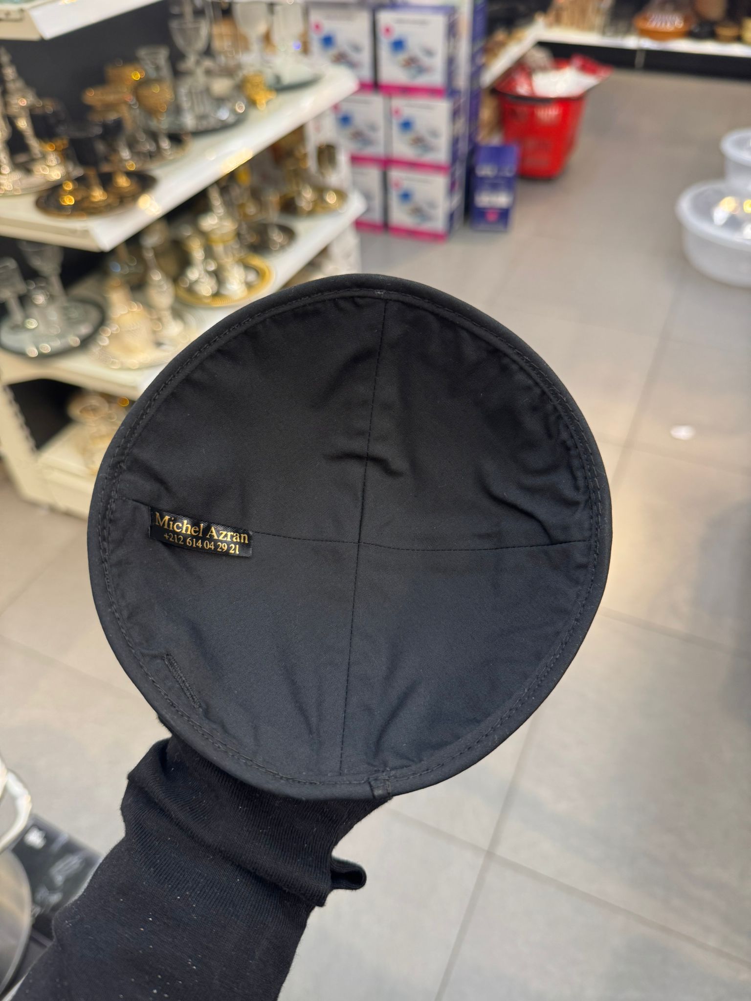 כיפה קטיפה מרוקאית (לילדים) 14 ס״מ – שחור ׳יחי אדוננו' כתוביות רוז גולד