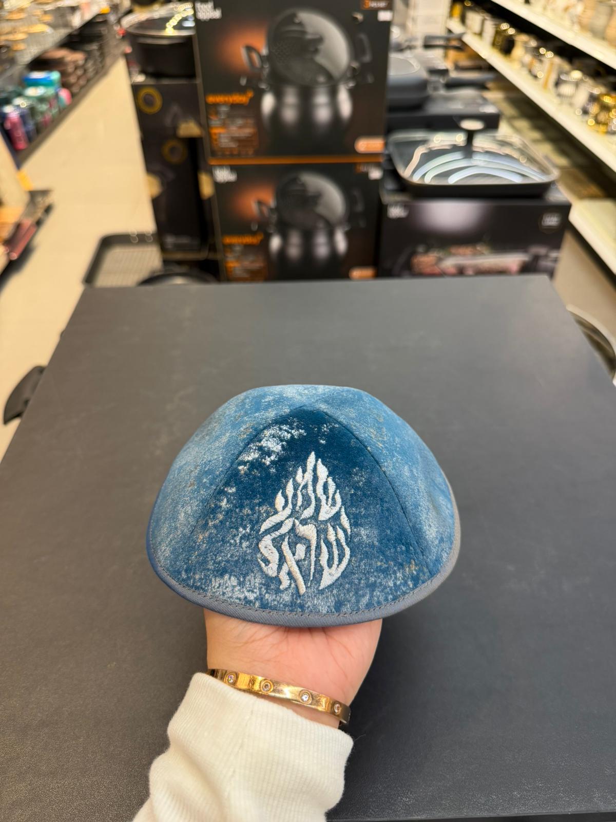 כיפה קטיפה מרוקאית 18 ס״מ – כחול כתמי כסף ׳שמע ישראל׳ כתוביות כסף