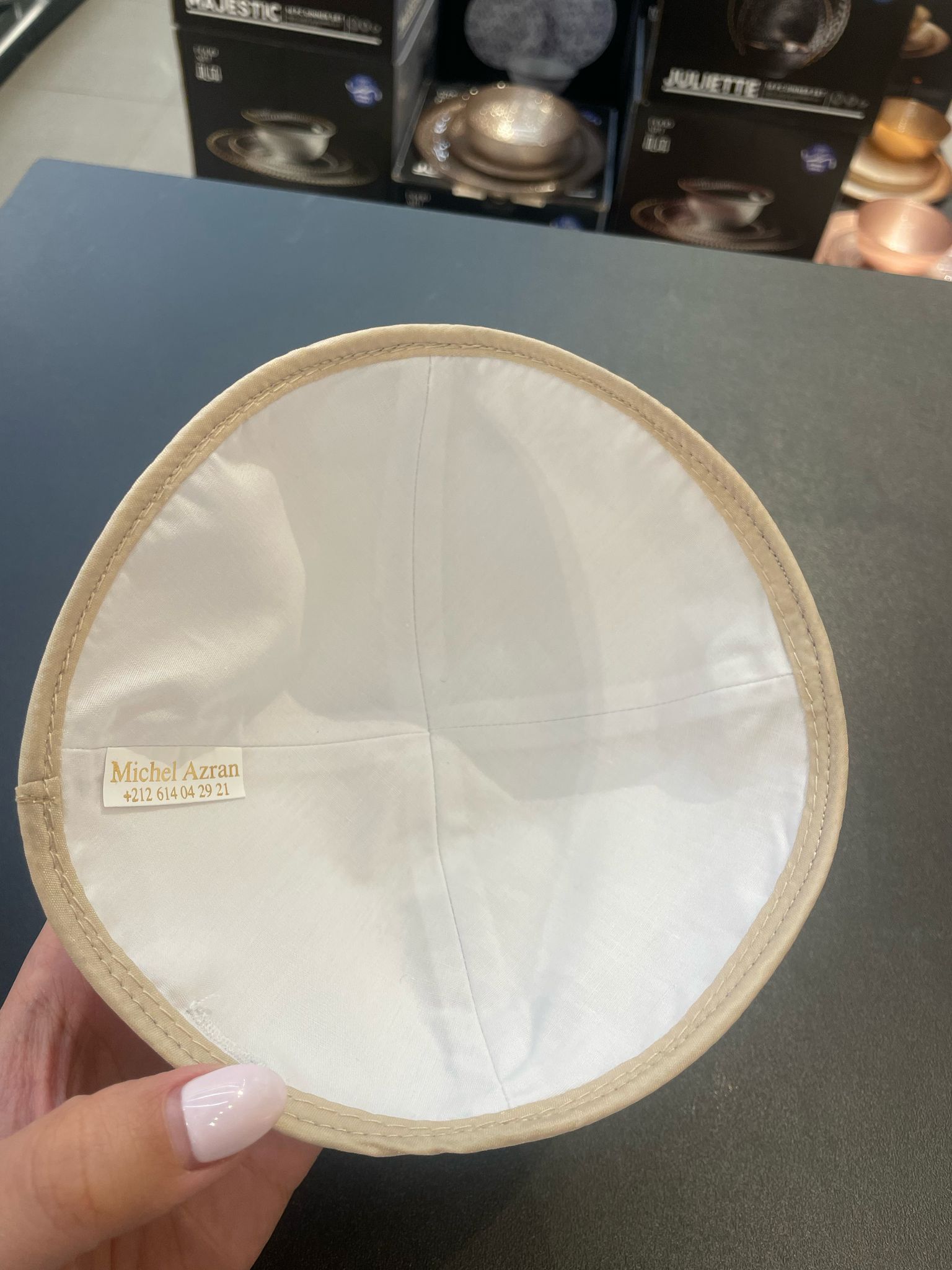 כיפה קטיפה מרוקאית 18 ס״מ – בז' אופוויט בהיר זרקורים 'סידנא בבא סאלי' כתוביות זהב