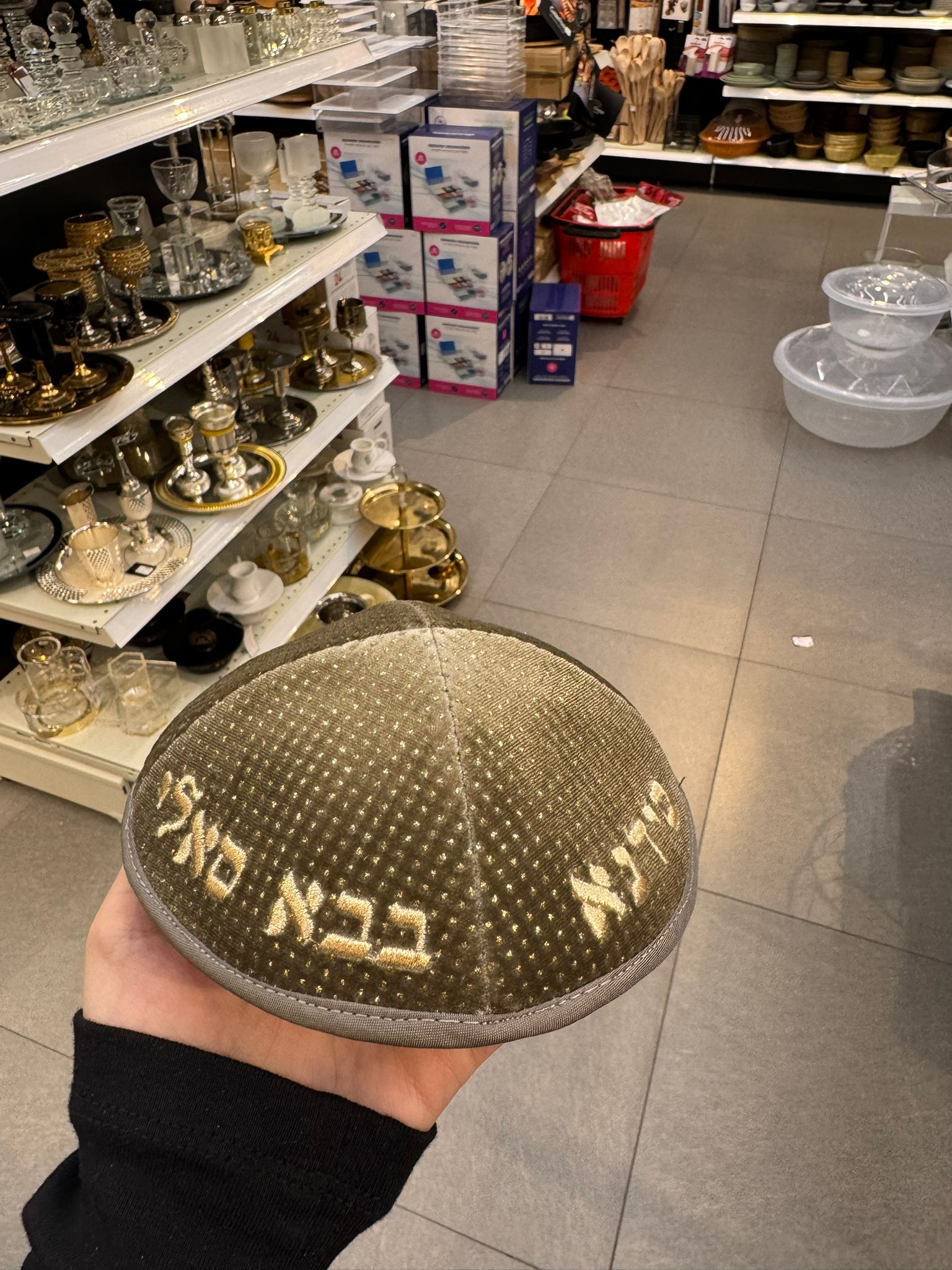 כיפה קטיפה מרוקאית (לילדים) 14 ס״מ – חאקי בהיר זרקורים ׳סידנא בבא סאלי' כתוביות רוז גולד