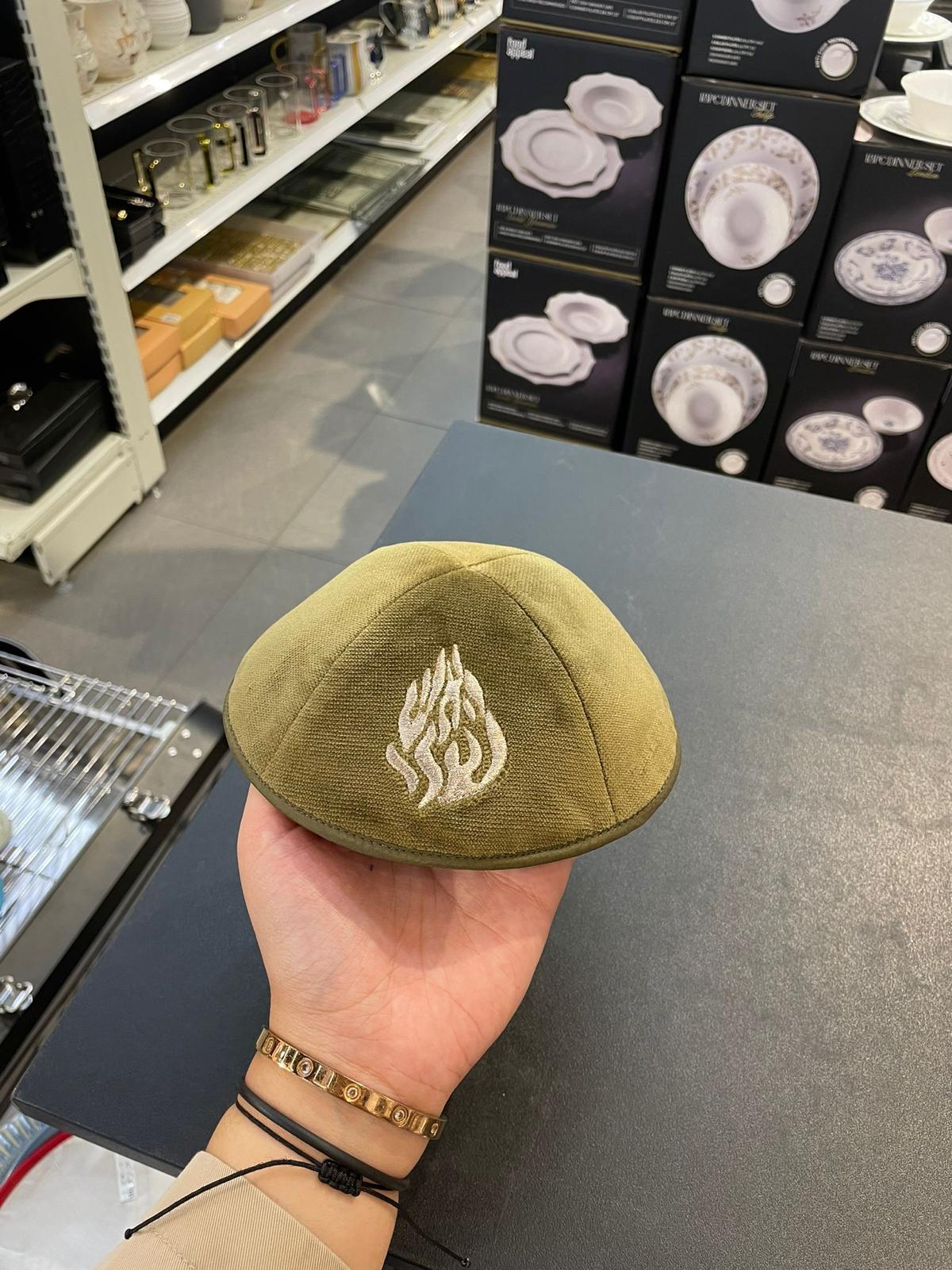 כיפה קטיפה מרוקאית 18 ס״מ – ירוק זית 'האש שלי ׳ כתוביות רוז גולד