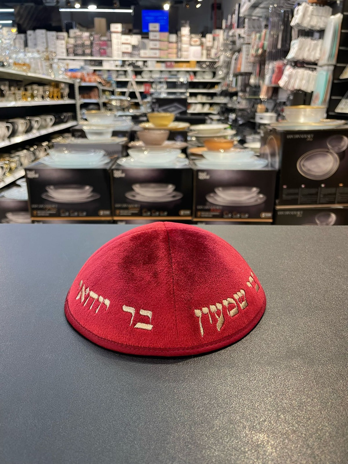 כיפה קטיפה מרוקאית 18 ס״מ – בורדו אדום ׳רבי שמעון בר יוחאי׳ כתוביות רוז גולד
