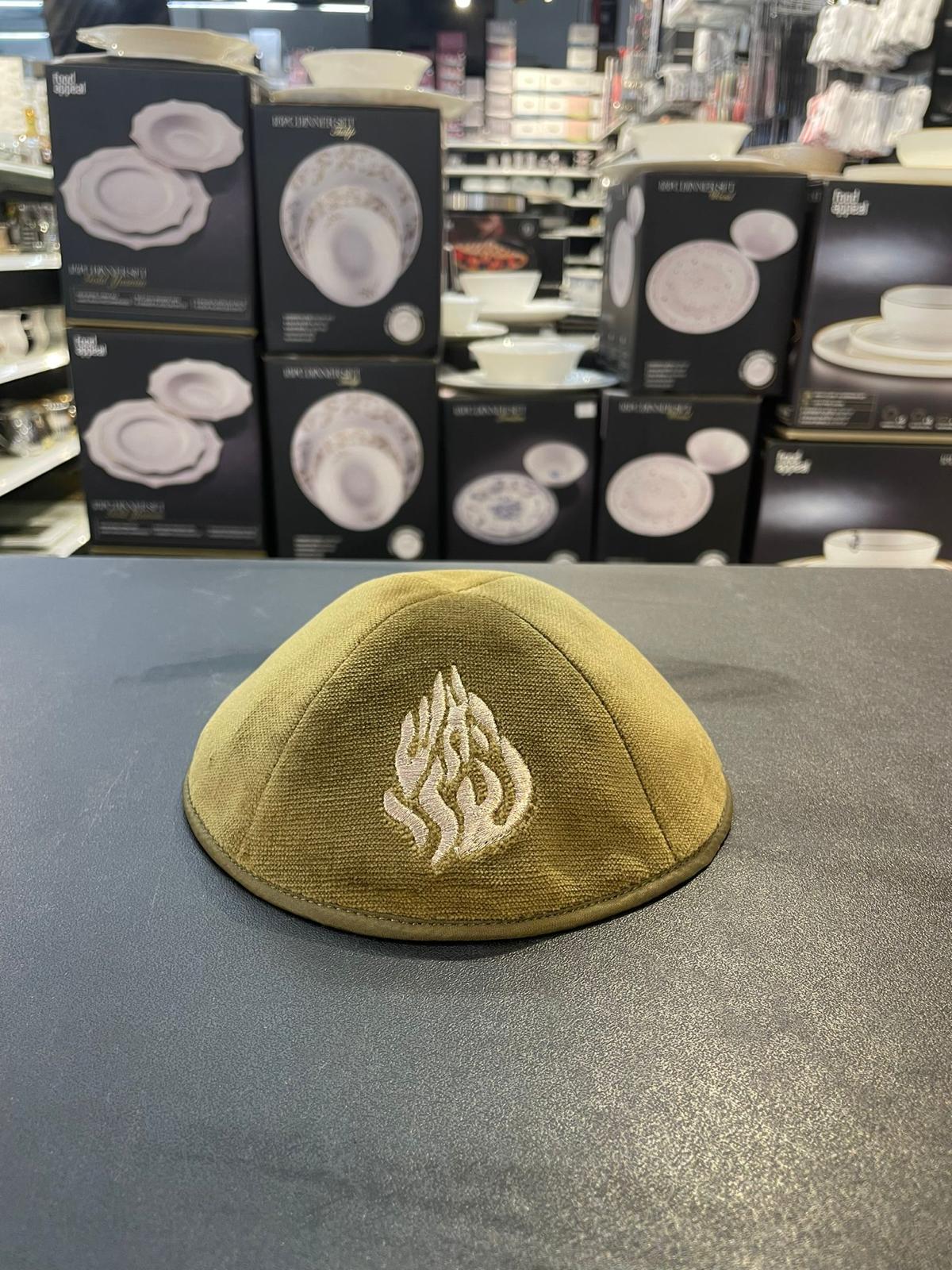 כיפה קטיפה מרוקאית 18 ס״מ – ירוק זית 'האש שלי ׳ כתוביות רוז גולד