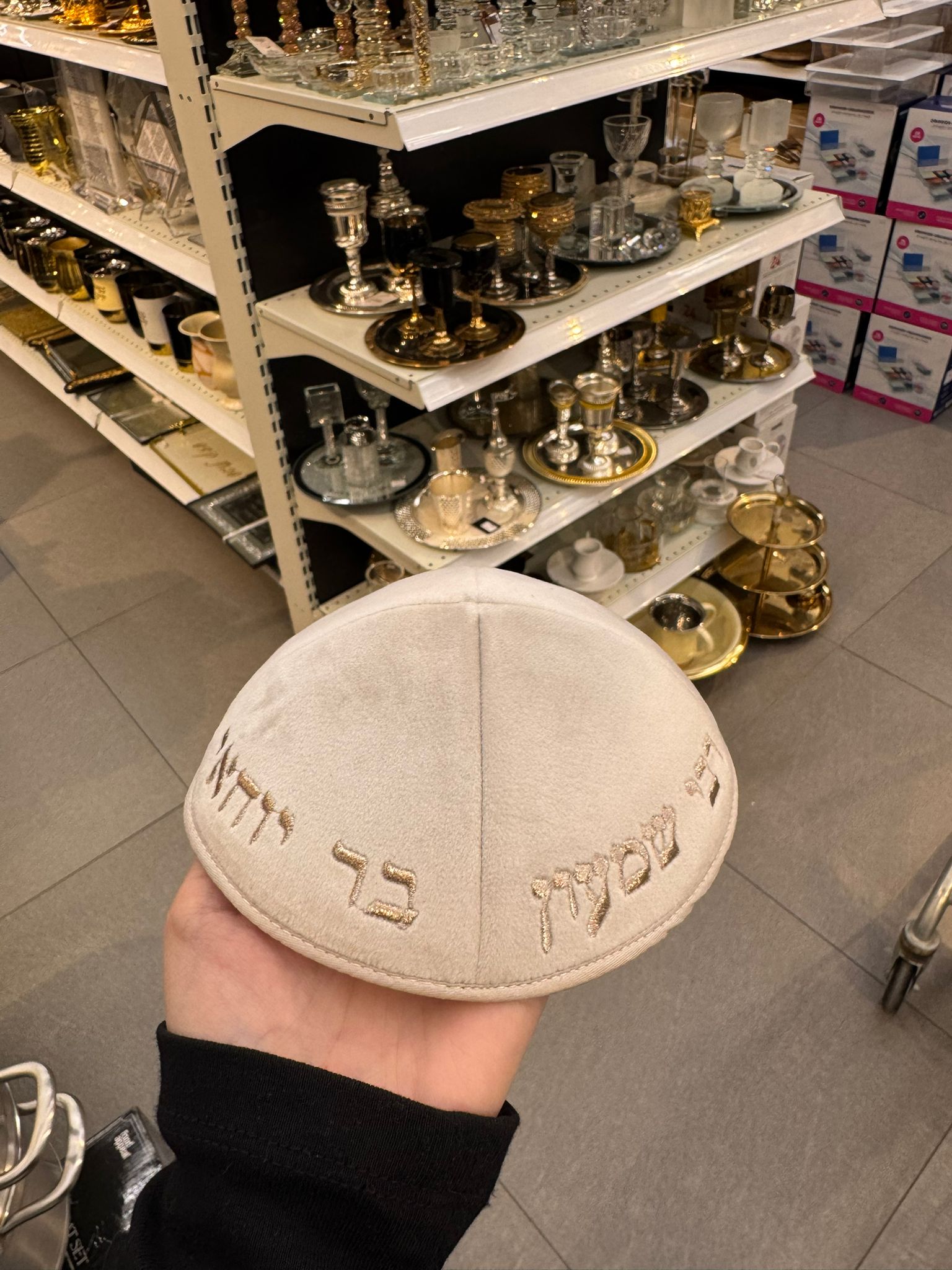 כיפה קטיפה מרוקאית 18 ס״מ – שמנת אבן ‘רבי שמעון בר יוחאי’ כתוביות רוז גולד