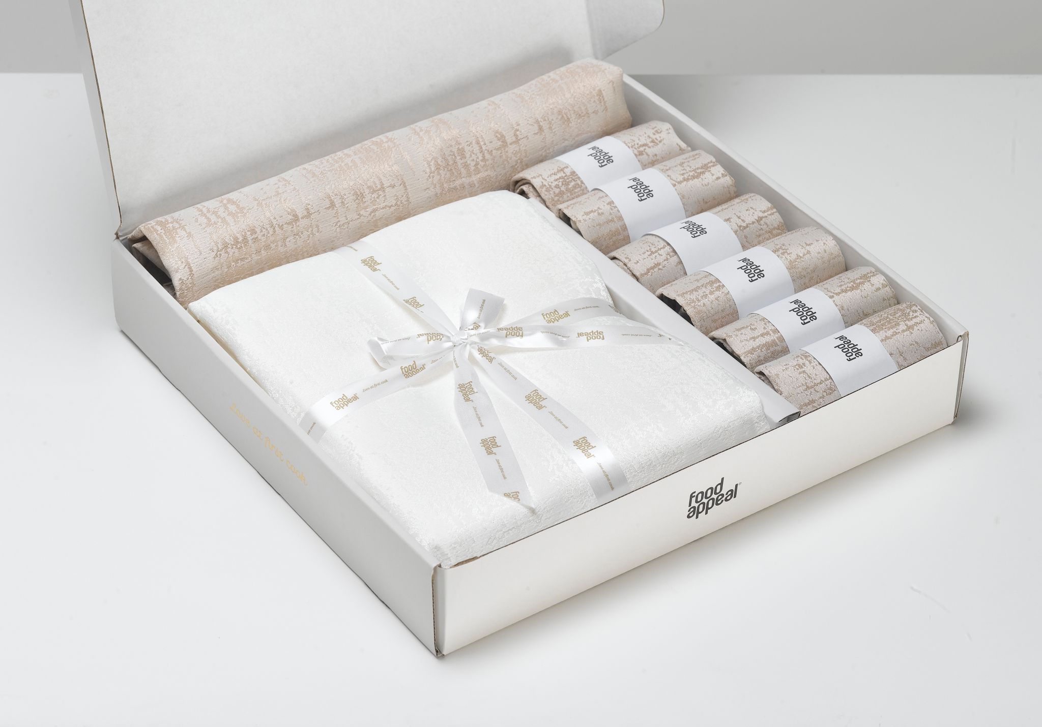 מארז מפת שולחן 260 ס"מ + ראנר 120X45 ס"מ + 6 מפיות 40X40 ס"מ מבית Food appeal