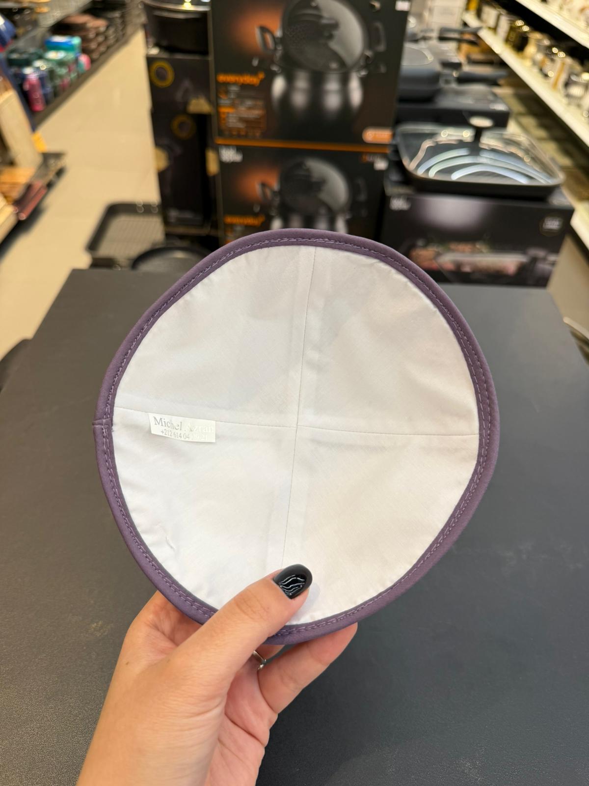 כיפה קטיפה מרוקאית 18 ס״מ – סגול בהיר 'סידנא בבא אלעזר' כתוביות רוז גולד