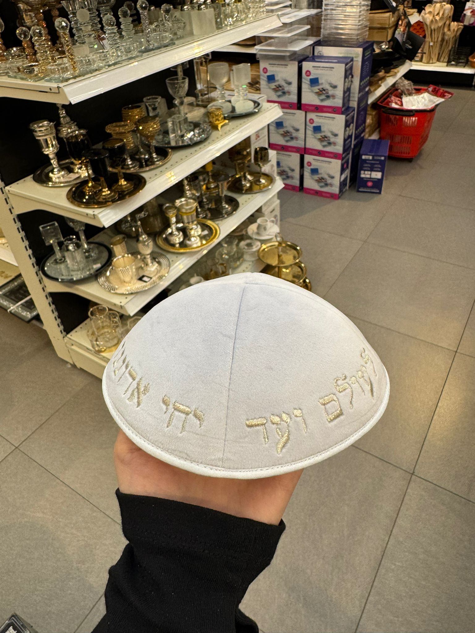 כיפה קטיפה מרוקאית 18 ס״מ – תכלת ‘יחי אדוננו' כתוביות זהב