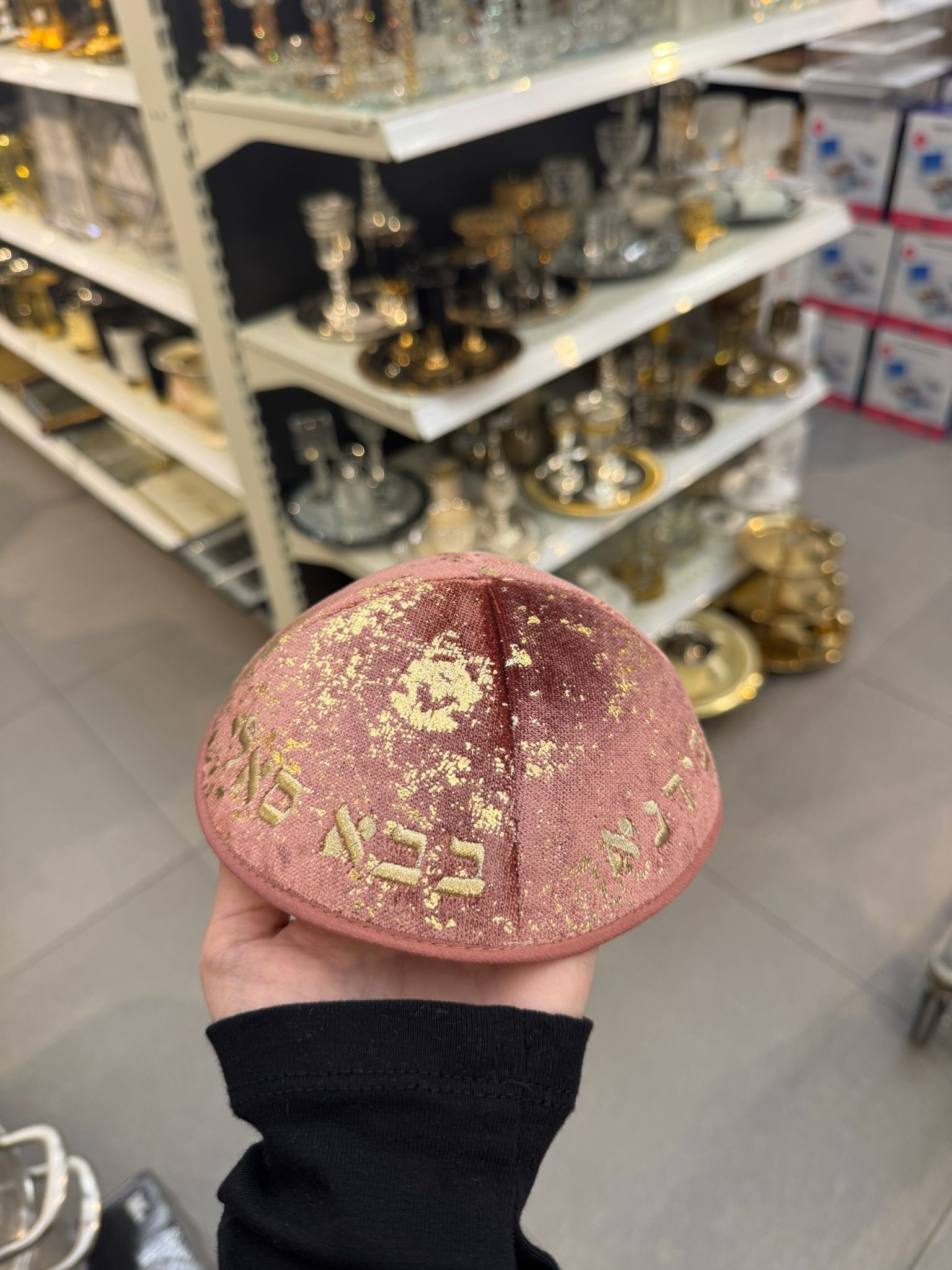 כיפה קטיפה מרוקאית 18 ס״מ – ורוד כהה כתמי זהב 'סידנא בבא סאלי׳ כתוביות זהב