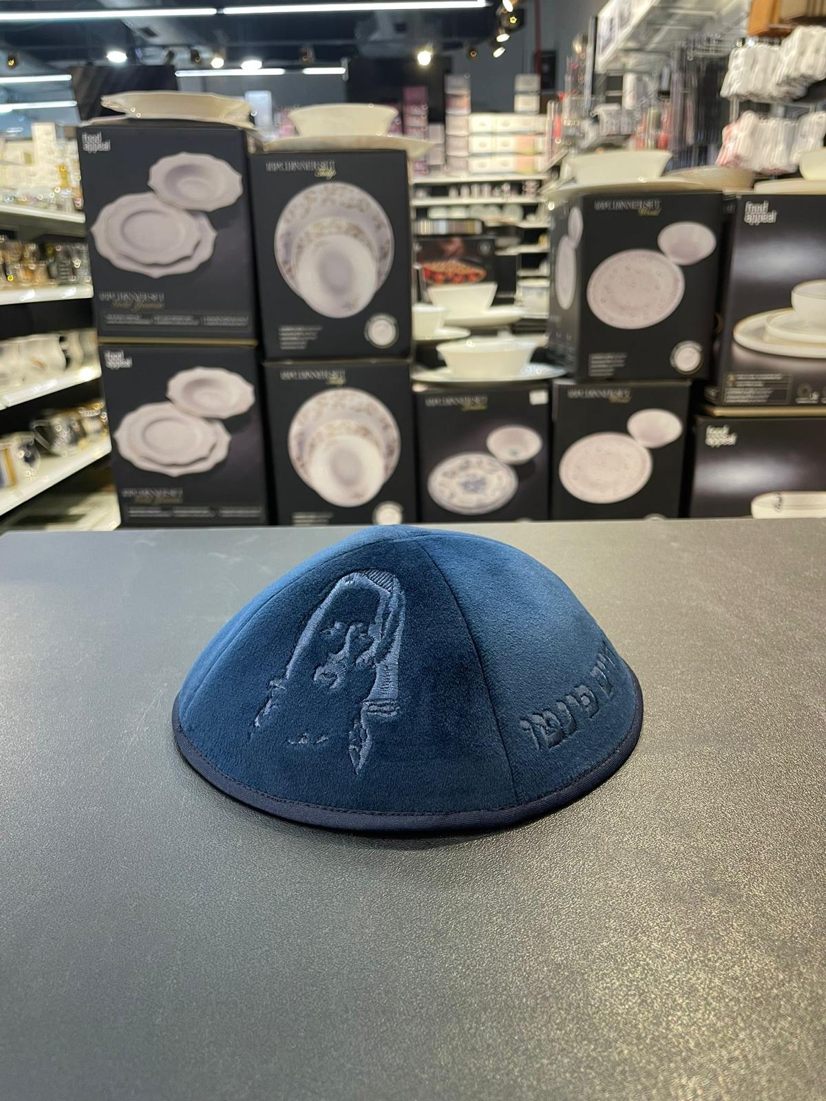 כיפה קטיפה מרוקאית 18 ס״מ – כחול כהה 'רבי חיים פינטו׳ כתוביות כחול + איור