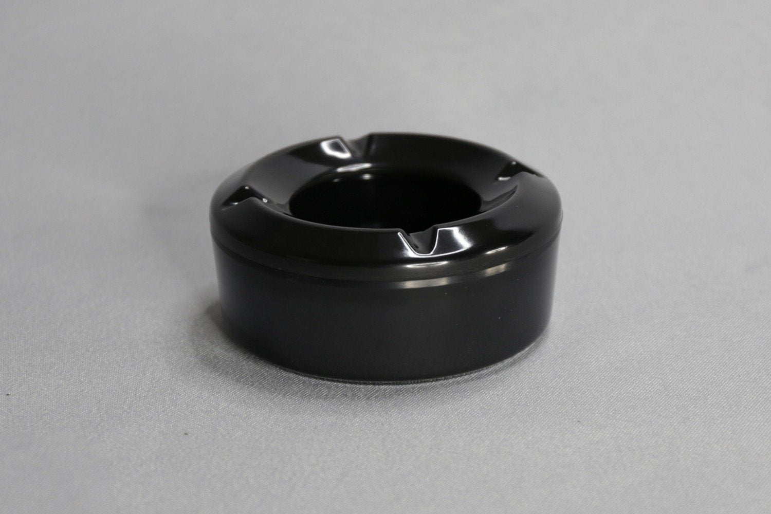 מאפרה חסינת רוח עגולה 10.4 ס”מ מלמין שחור