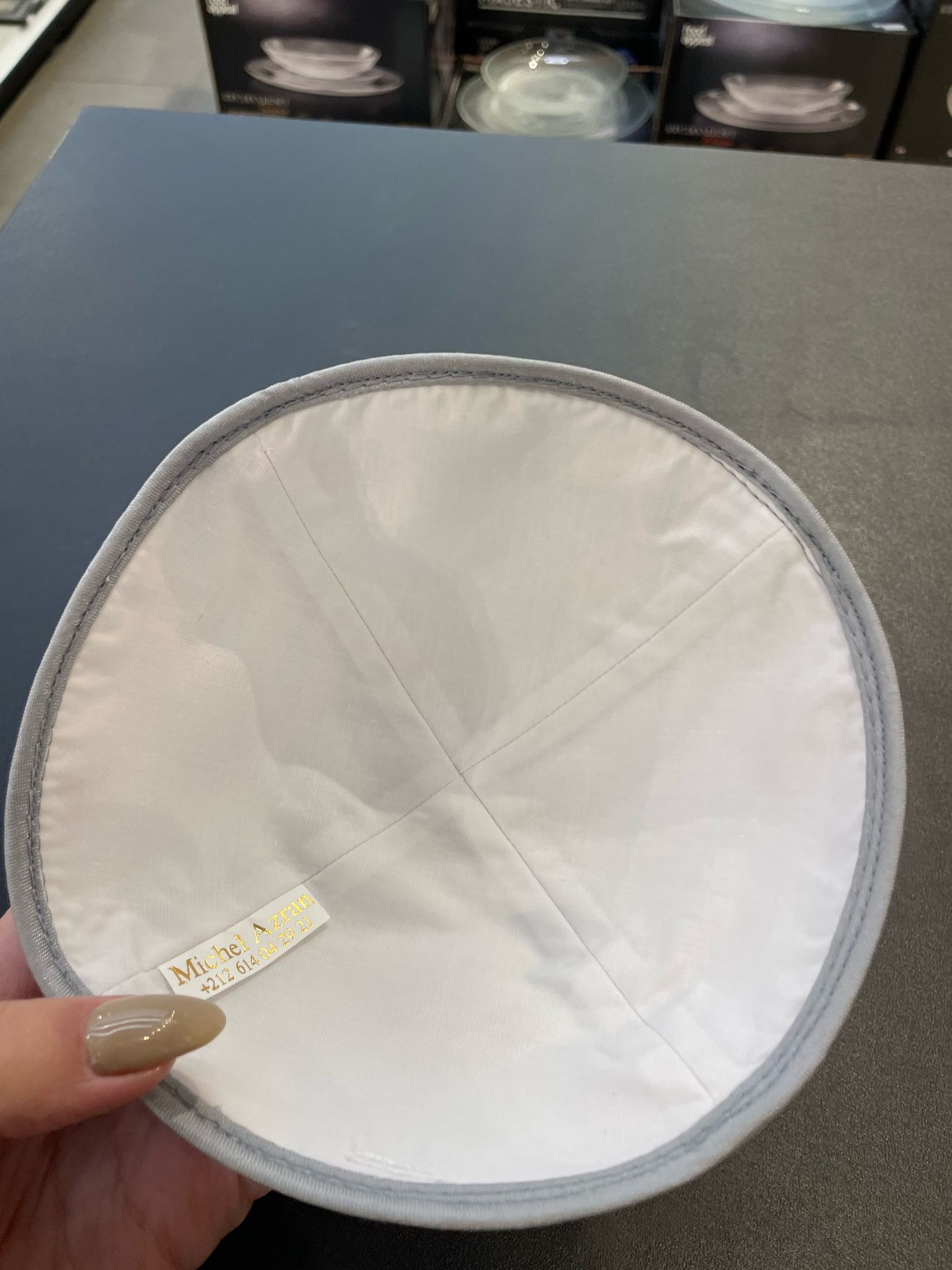 כיפה קטיפה מרוקאית 18 ס״מ – אפור ׳רבי חיים פינטו׳ כתוביות רוז גולד