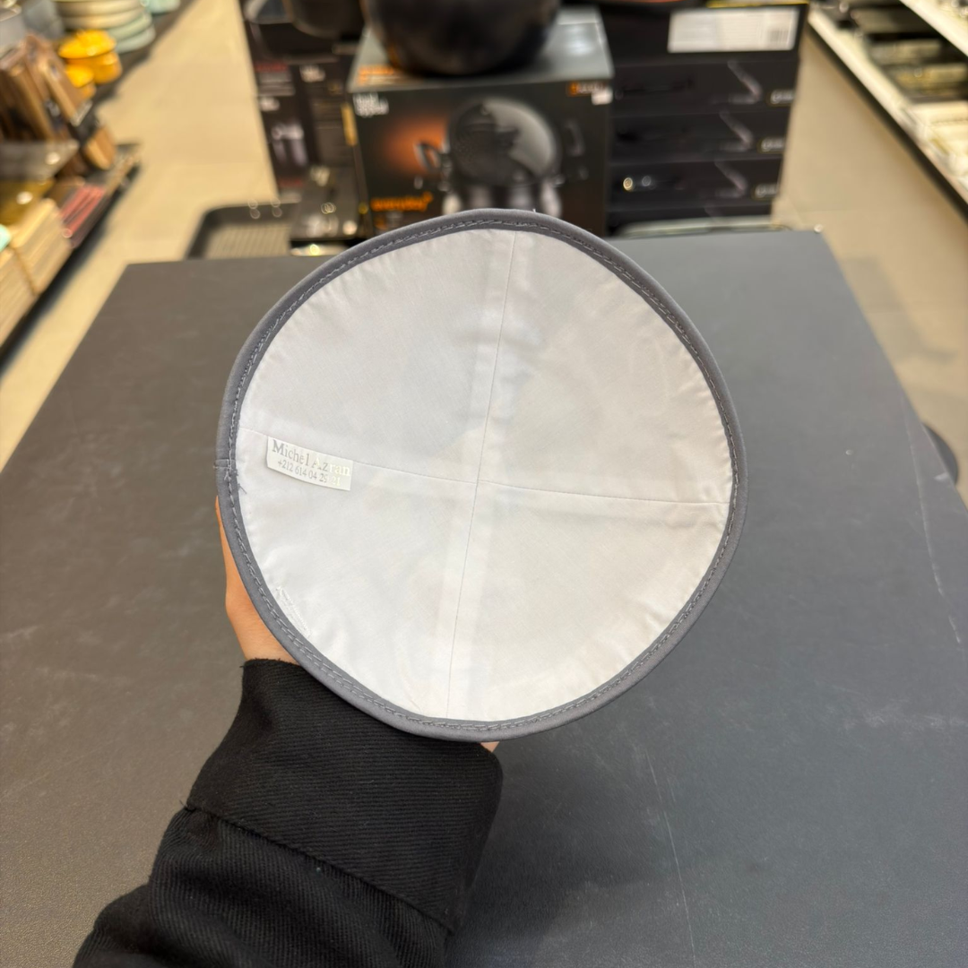 כיפה קטיפה מרוקאית 18 ס״מ – אפור בהיר 'הרבי מלובביץ' כתוביות כסף + חתימת הצדיק (חדש)