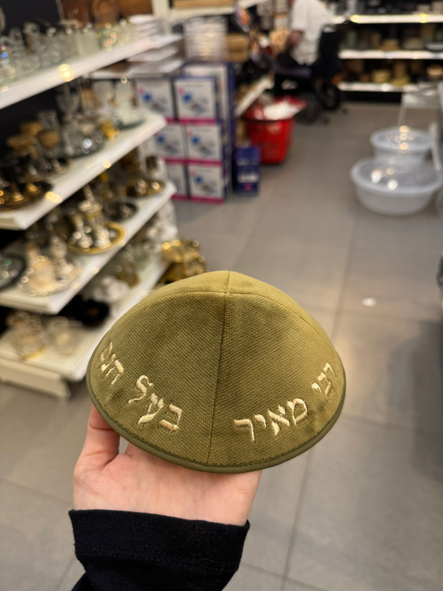 כיפה קטיפה מרוקאית (לילדים) 14 ס״מ – ירוק זית ׳רבי מאיר בעל הנס' כתוביות רוז גולד