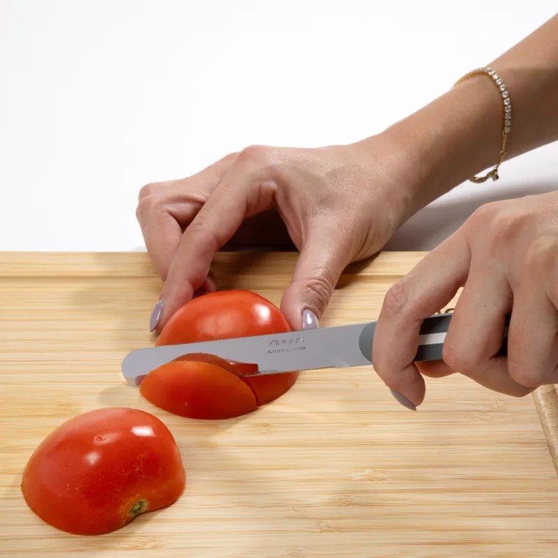 סכין מולטי משוננת לחיתוך ירקות\מאפים\מריחה שחור ולבן סדרת Linea מבית ARCOS