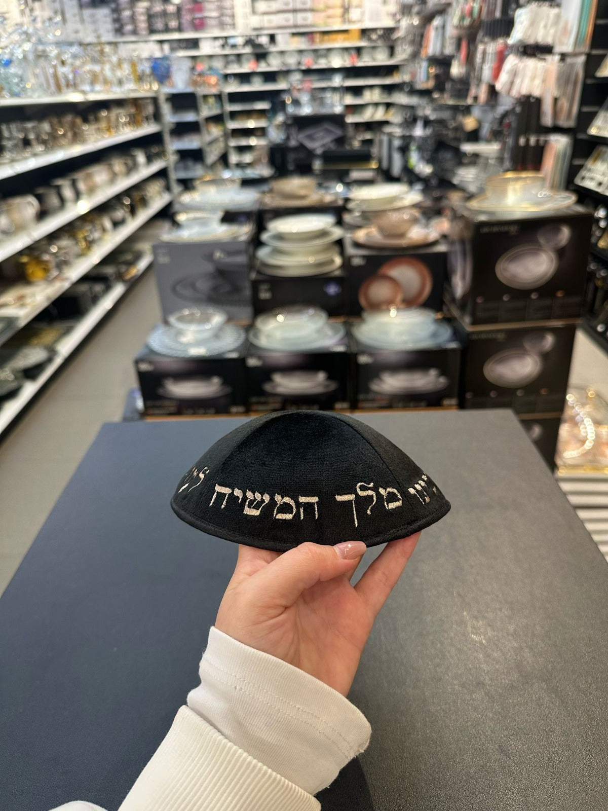 כיפה קטיפה מרוקאית 18 ס״מ – שחור ׳יחי אדוננו מורנו ורבנו׳ כתוביות רוז גולד