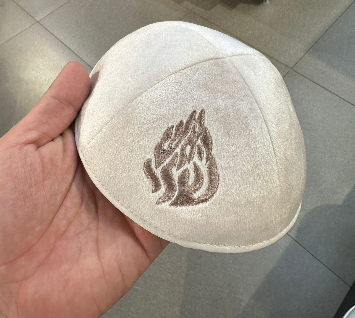 כיפה קטיפה מרוקאית 18 ס״מ - קרם ׳האש שלי׳ כתוביות רוז גולד
