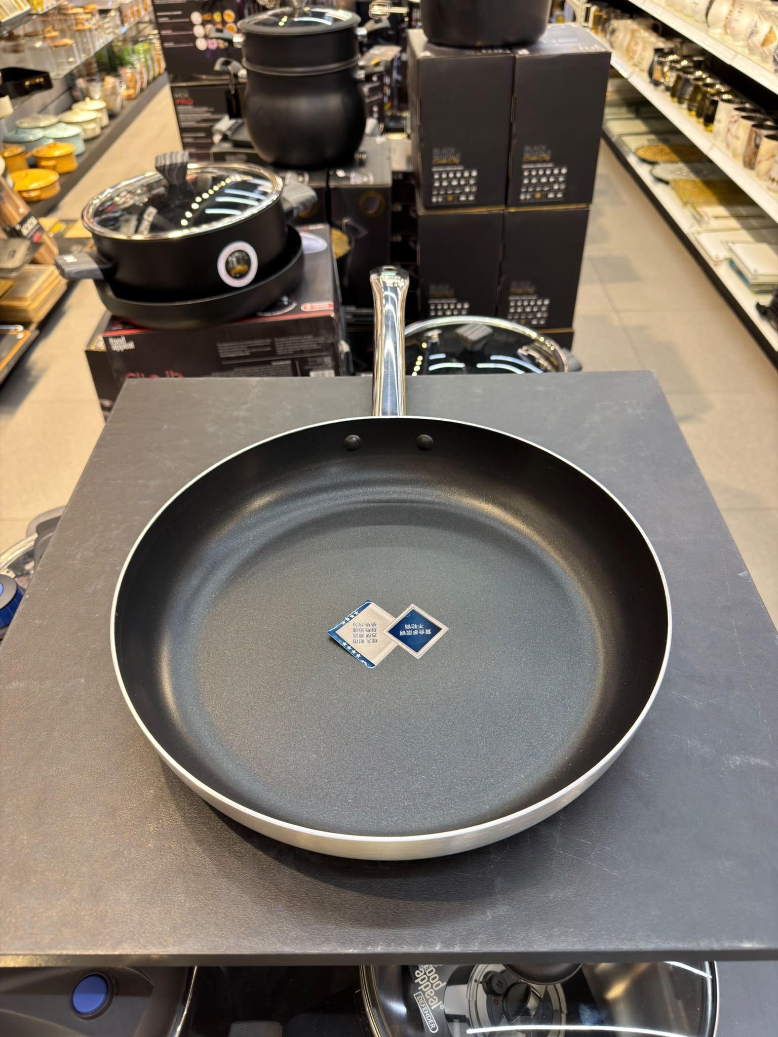 מחבת שף טפלון מקצועי גדול אלומיניום ידית נירוסטה 32 ס״מ