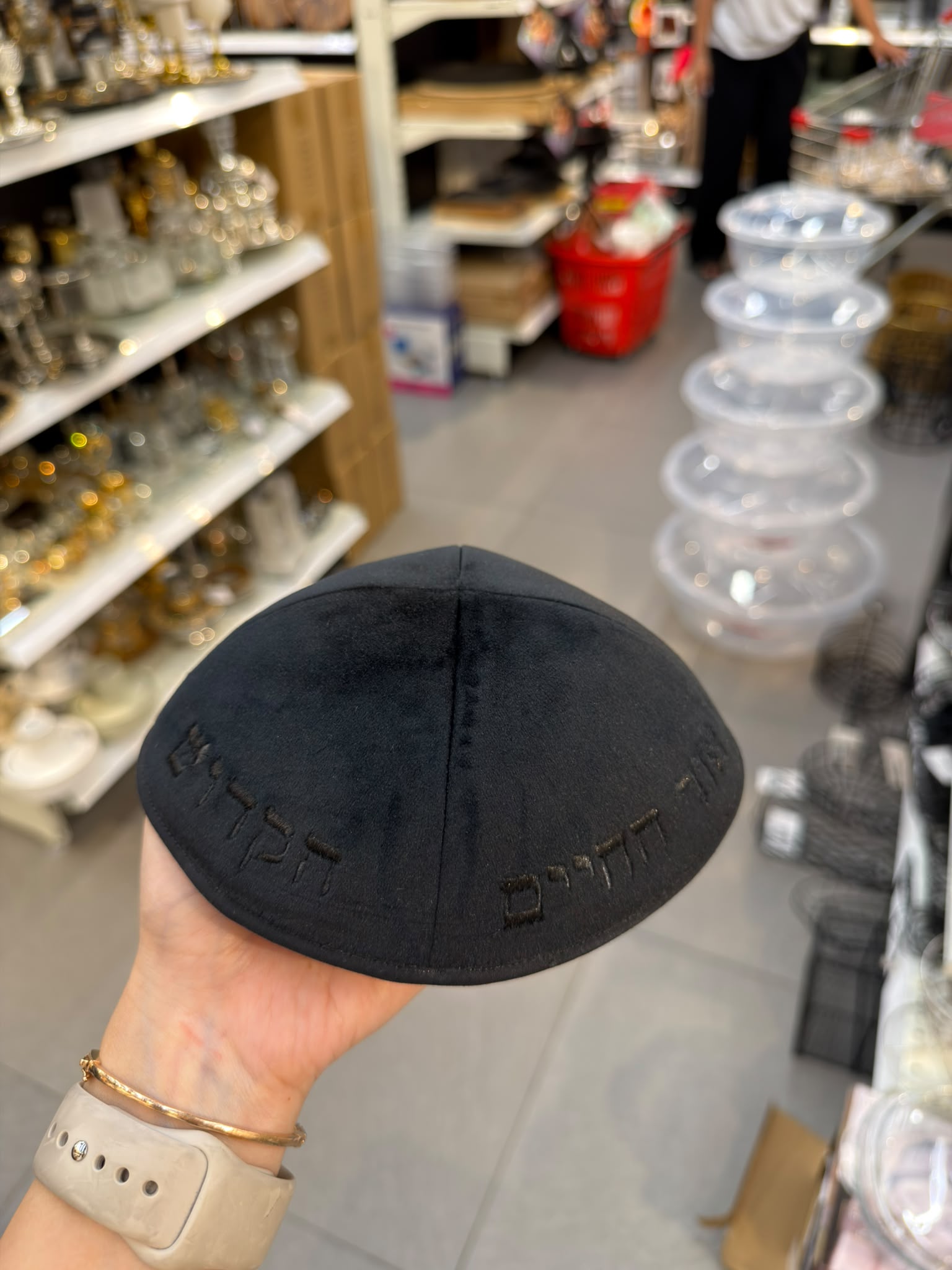 כיפה קטיפה מרוקאית 18 ס״מ – שחור 'אור החיים הקדוש׳ כתוביות שחורות