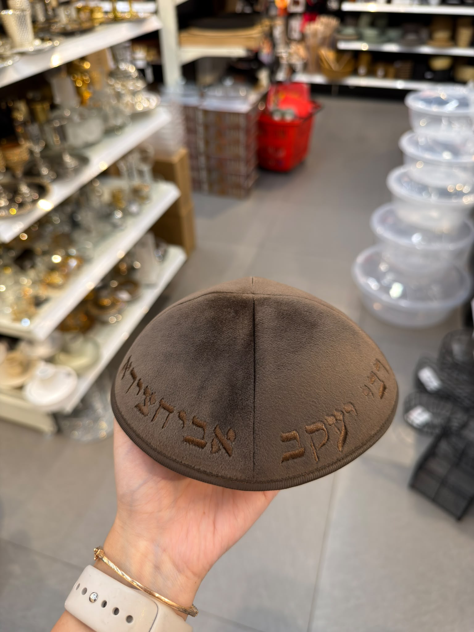 כיפה קטיפה מרוקאית 18 ס״מ – חום שוקולד 'רבי יעקב אביחצירא׳ כתוביות חום שוקולד