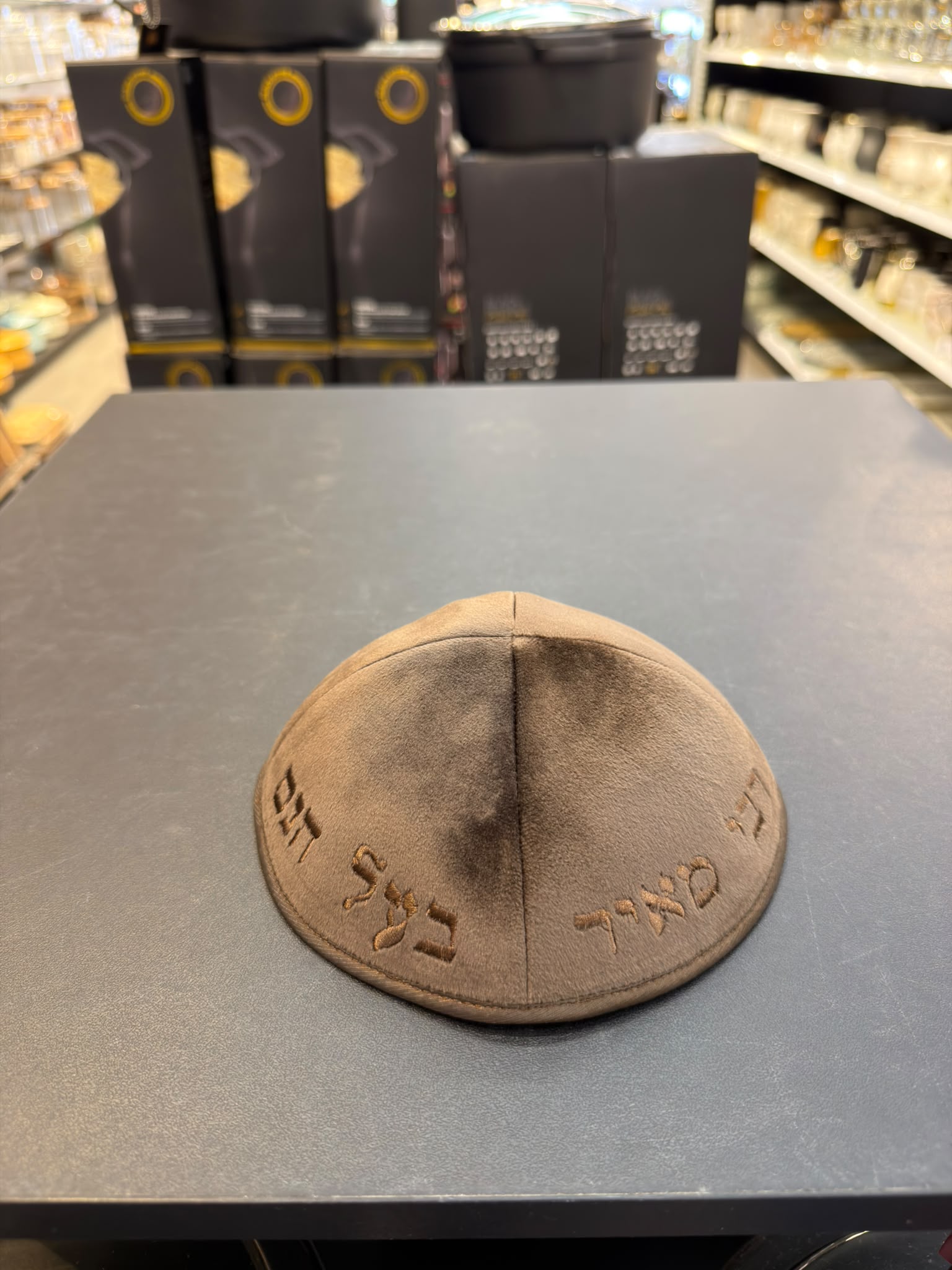 כיפה קטיפה מרוקאית 18 ס״מ – חום שוקולד 'רבי מאיר בעל הנס׳ כתוביות חום שוקולד