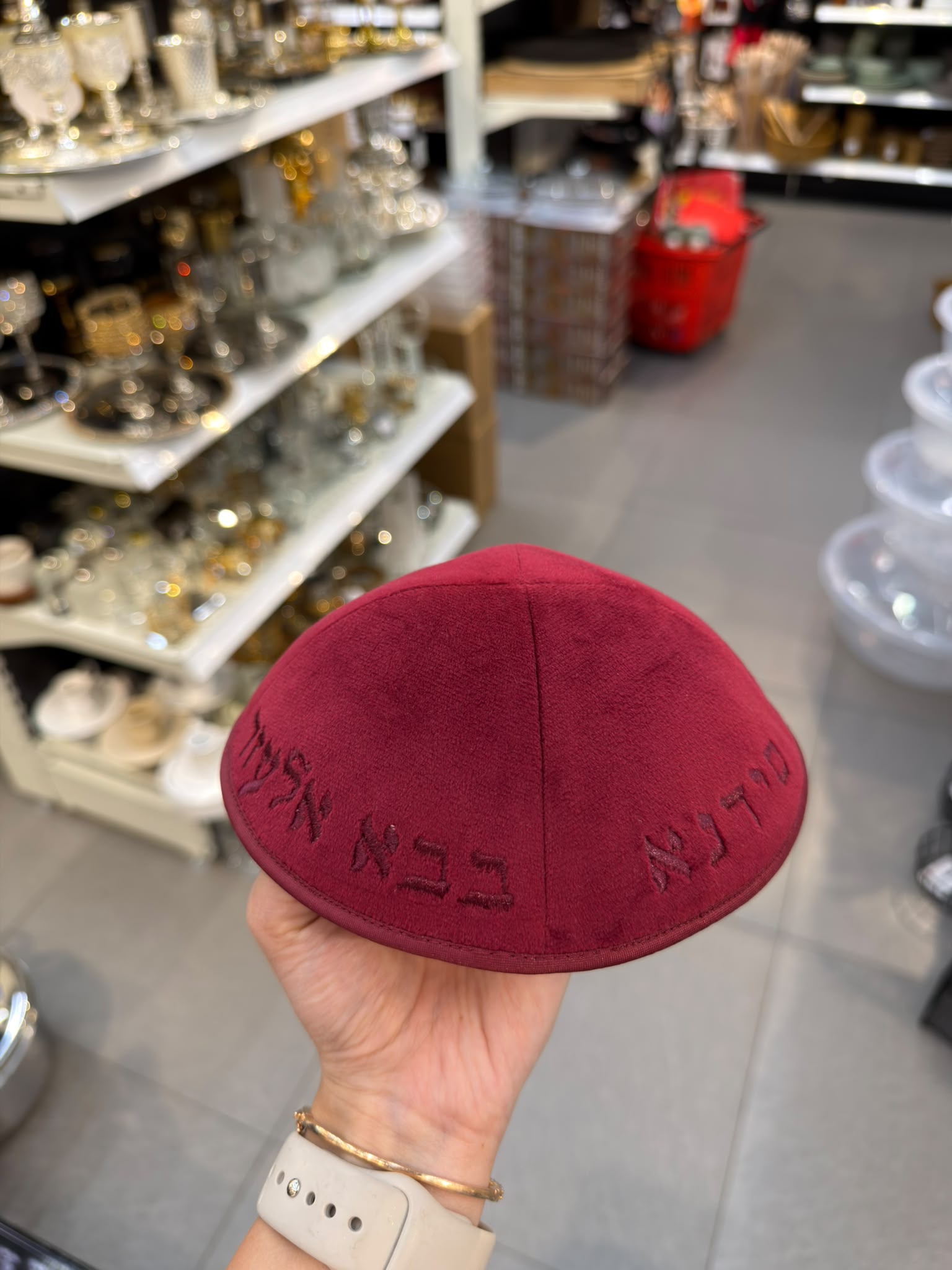 כיפה קטיפה מרוקאית 18 ס״מ – בורדו 'סידנא בבא אלעזר׳ כתוביות בורדו