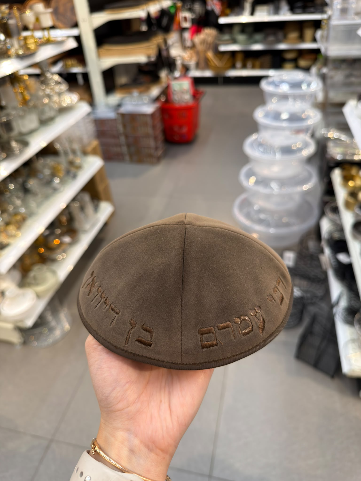 כיפה קטיפה מרוקאית 18 ס״מ – שוקולד חום 'רבי עמרם בן דיוואן׳ כתוביות שוקולד חום