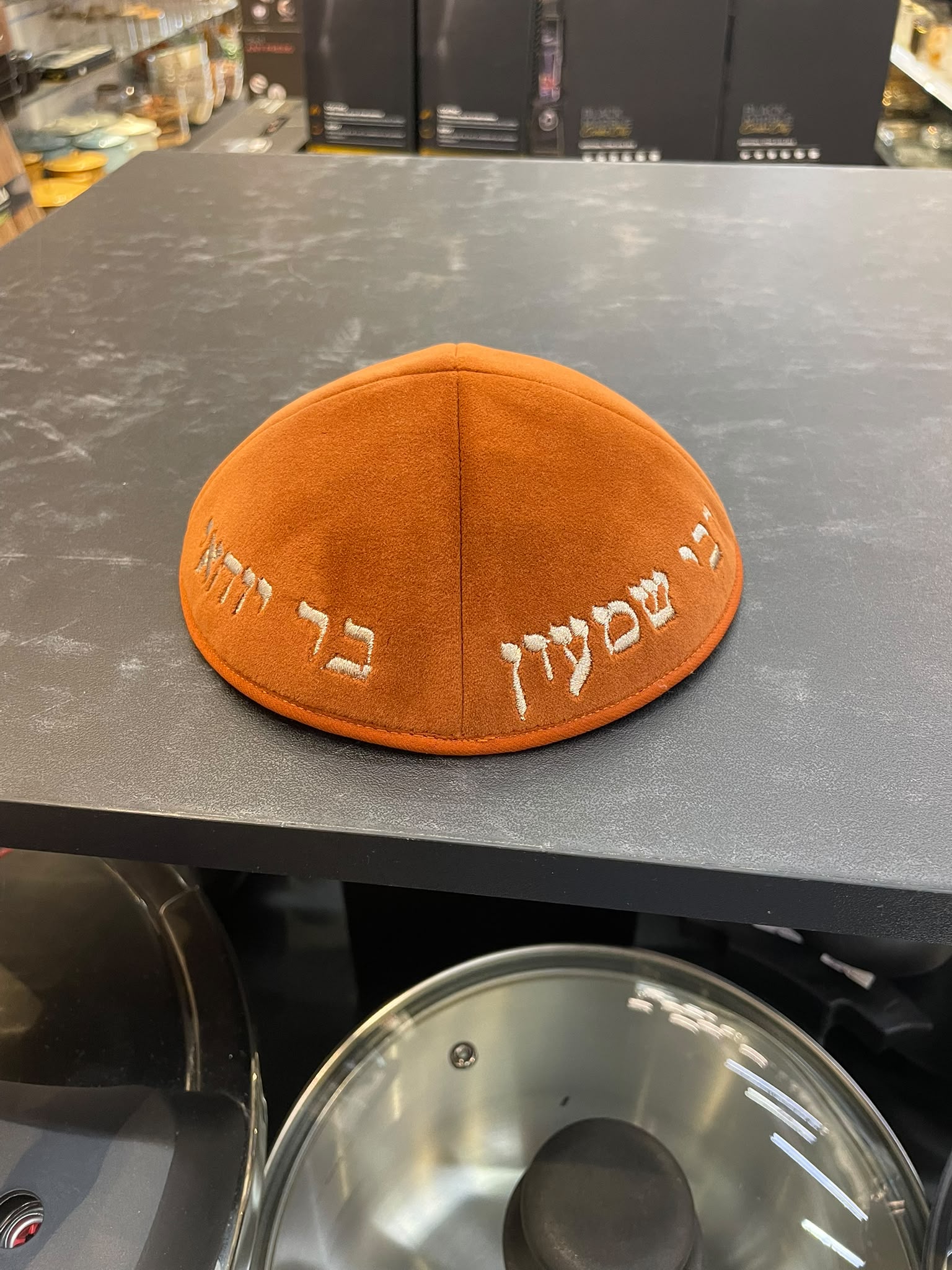 כיפה קטיפה מרוקאית (לילדים) 14 ס״מ – חמארה מרקש ׳רבי שמעון בר יוחאי' כתוביות רוז גולד