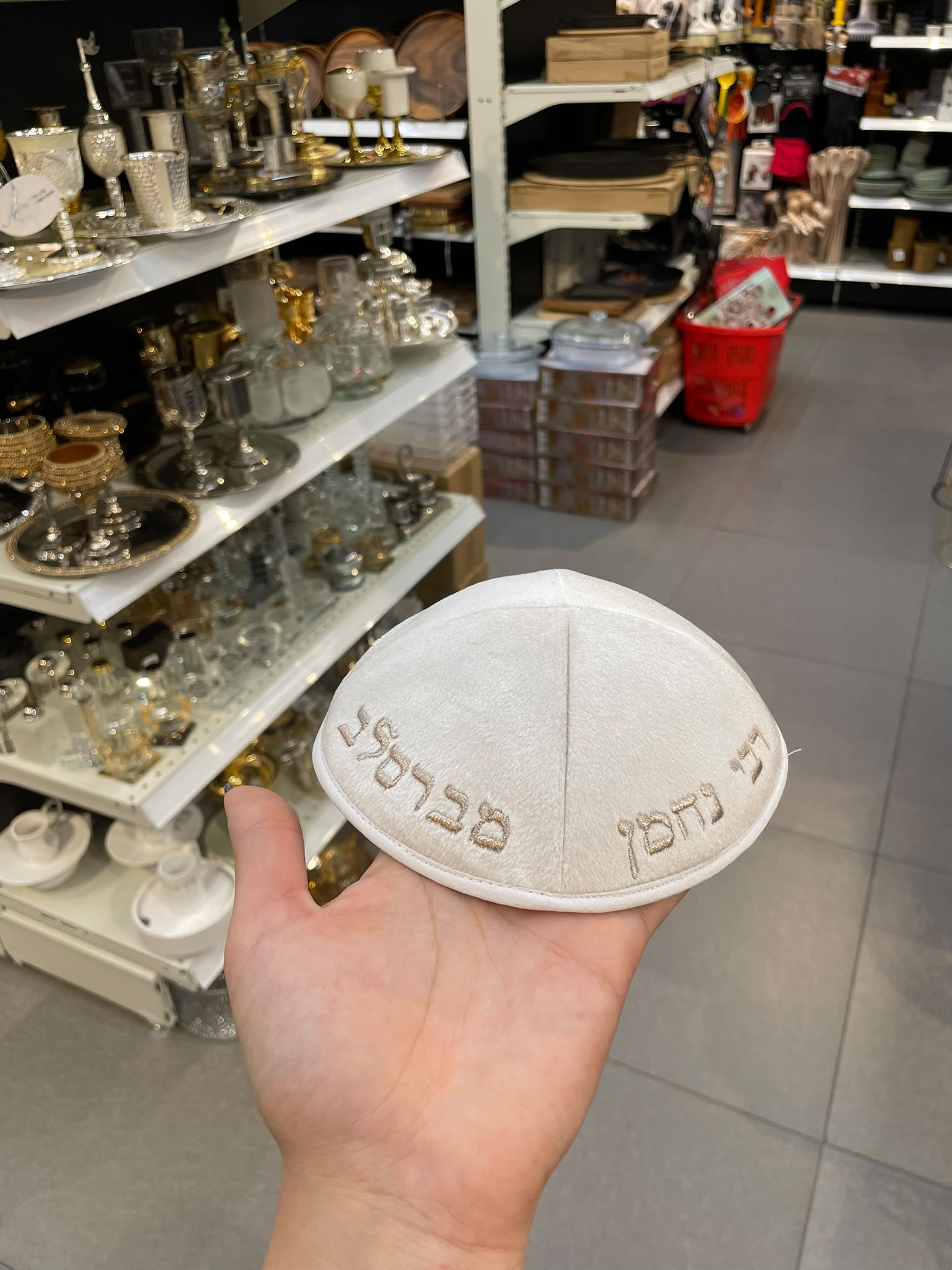 כיפה קטיפה מרוקאית (לילדים) 14 ס״מ – קרם ׳רבי נחמן מברסלב' כתוביות רוז גולד