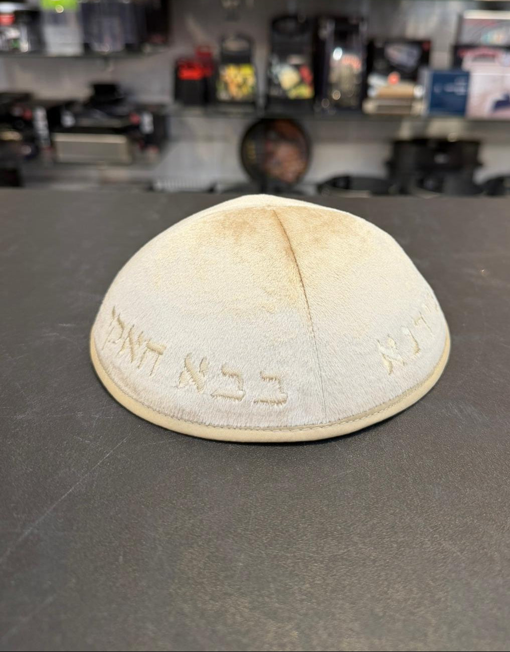 כיפה קטיפה מרוקאית 18 ס״מ – בז' MARCO38 'סידנא בבא חאקי׳ כתוביות בז' MARCO38