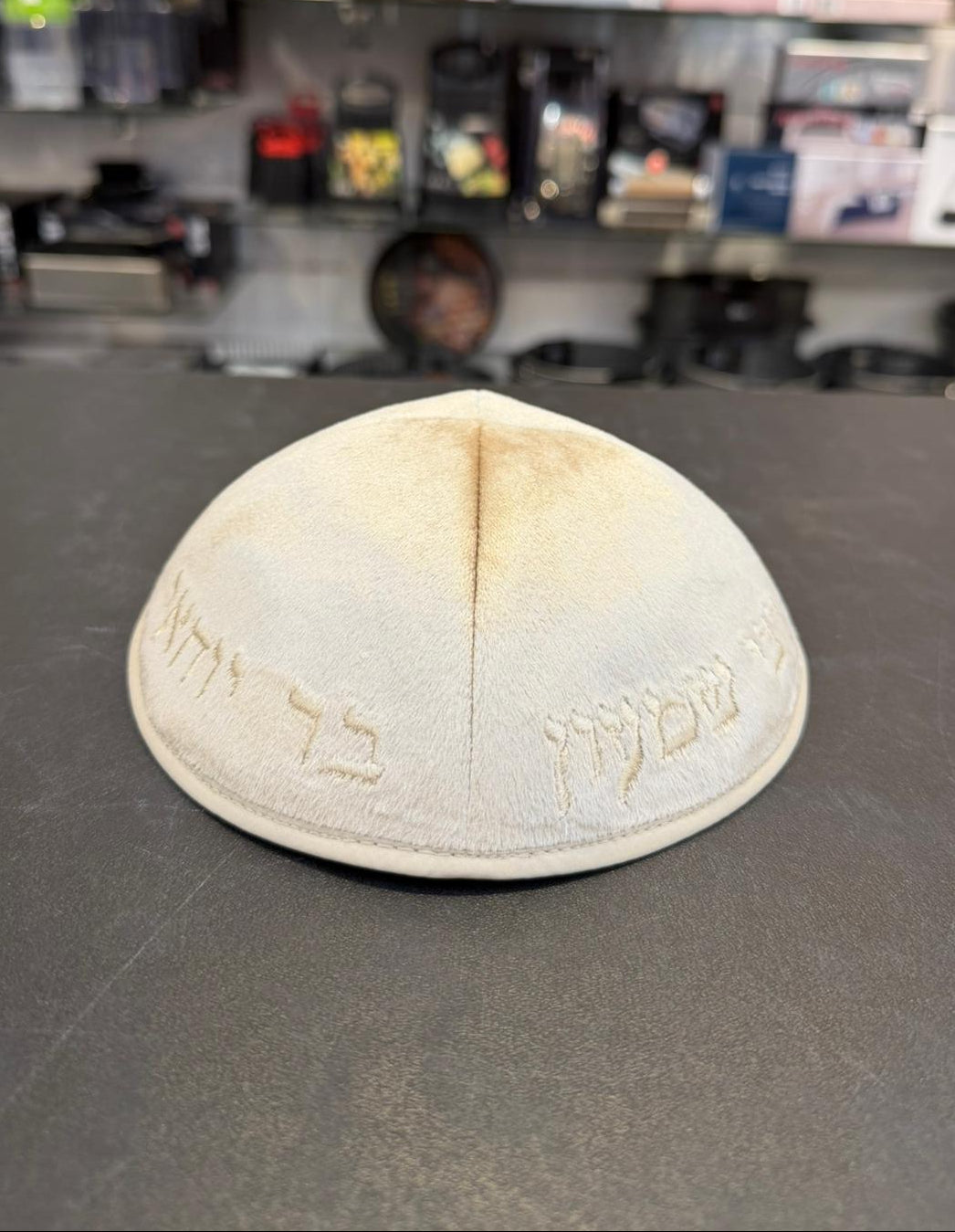 כיפה קטיפה מרוקאית 18 ס״מ – בז' MARCO38 'רבי שמעון בר יוחאי׳ כתוביות בז' MARCO38