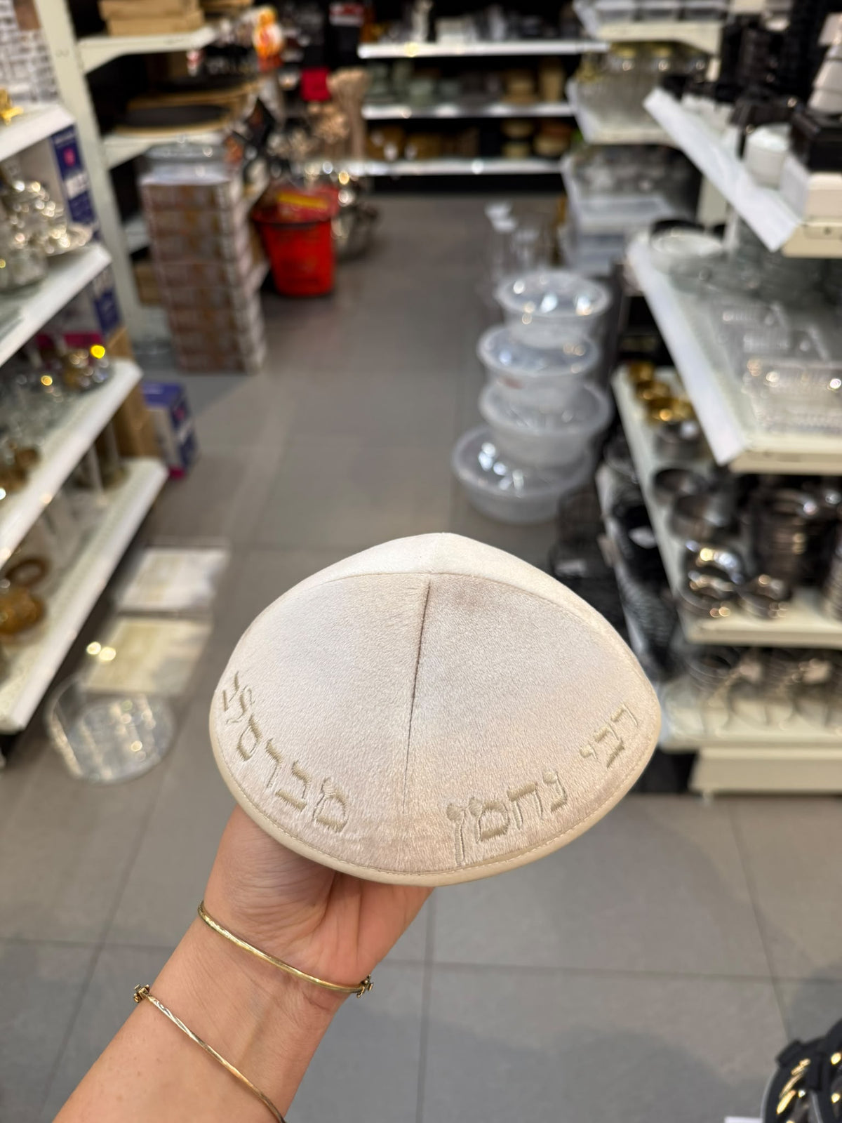 כיפה קטיפה מרוקאית 18 ס״מ – בז' בהיר MARCO37 'רבי נחמן מברסלב׳ כתוביות בז'