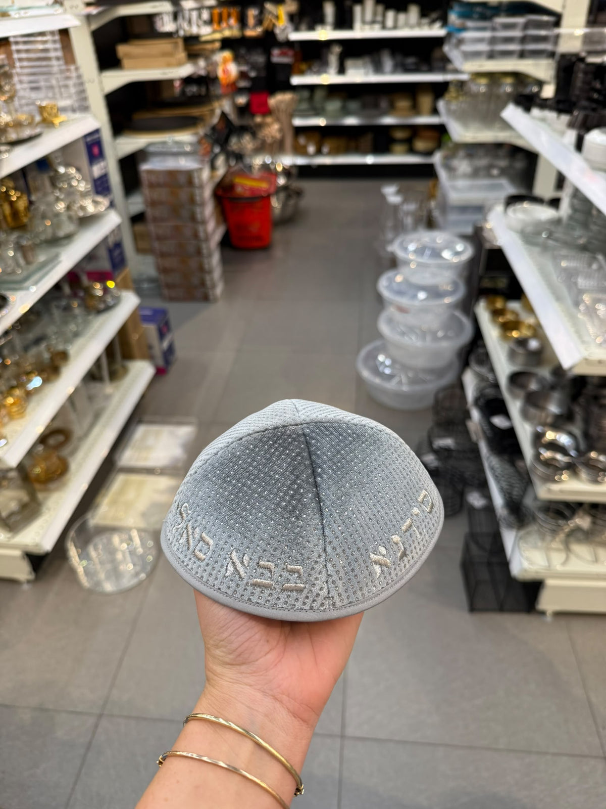כיפה קטיפה מרוקאית 18 ס״מ – אפור בהיר זרקורים ׳סידנא בבא סאלי' כתוביות כסף