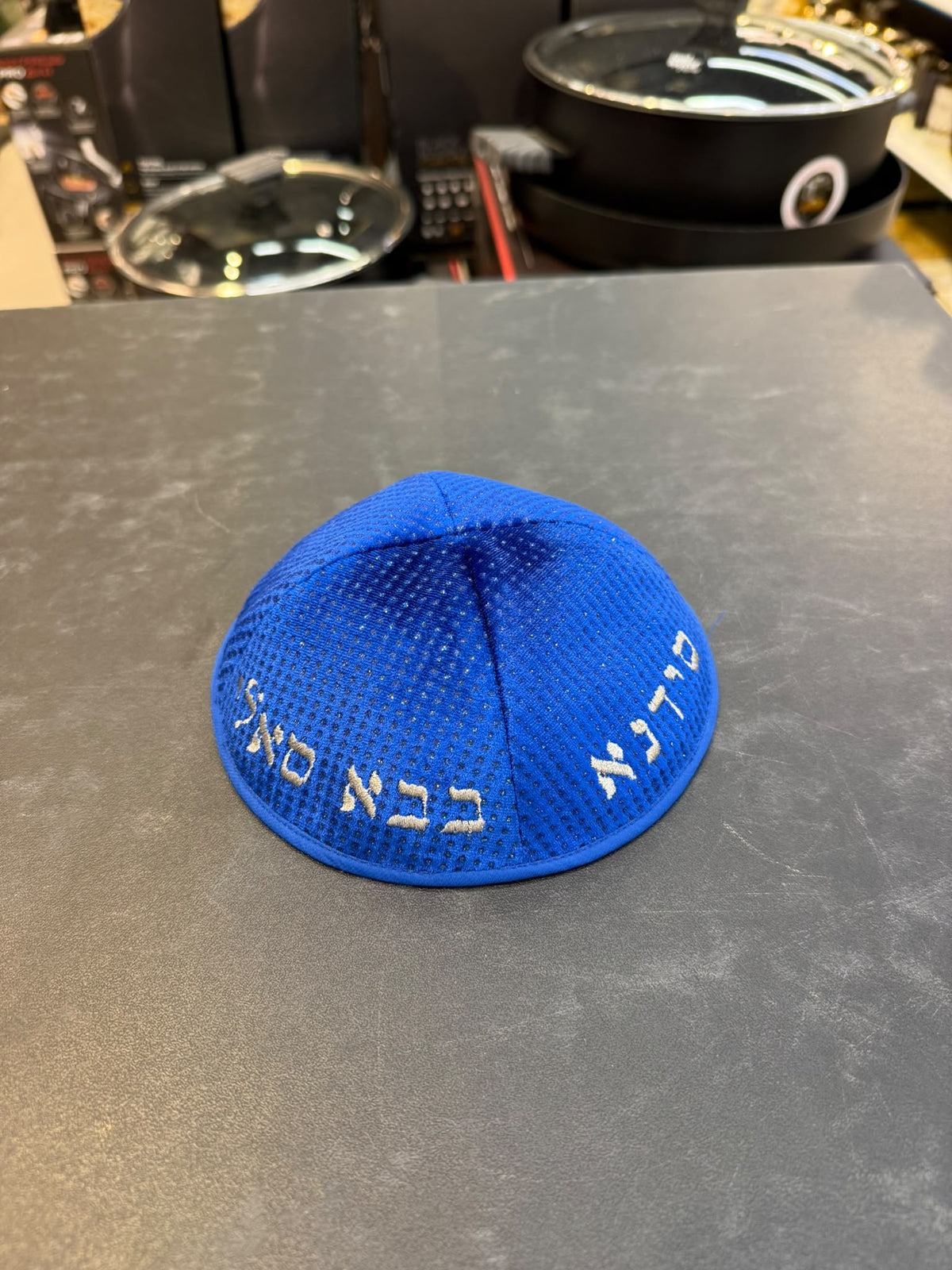 כיפה קטיפה מרוקאית 18 ס״מ – כחול זרקורים ׳סידנא בבא סאלי' כתוביות כסף