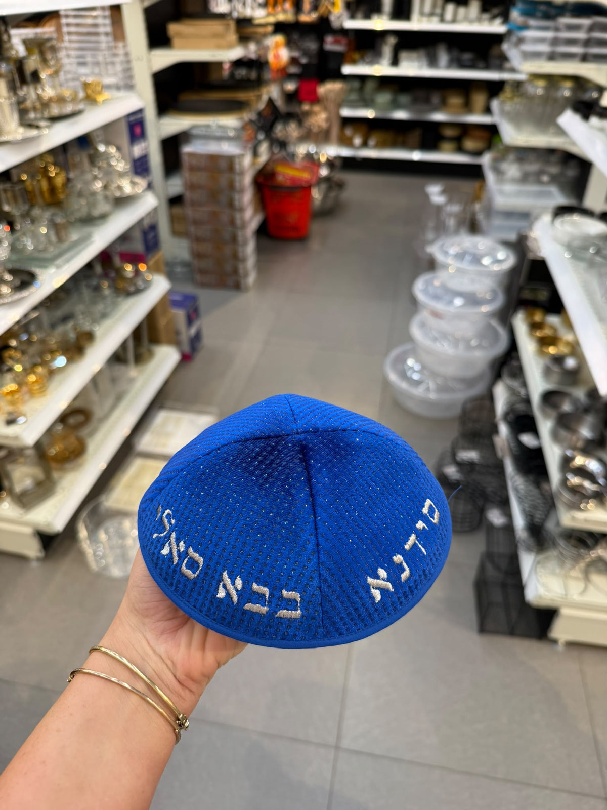 כיפה קטיפה מרוקאית 18 ס״מ – כחול זרקורים ׳סידנא בבא סאלי' כתוביות כסף