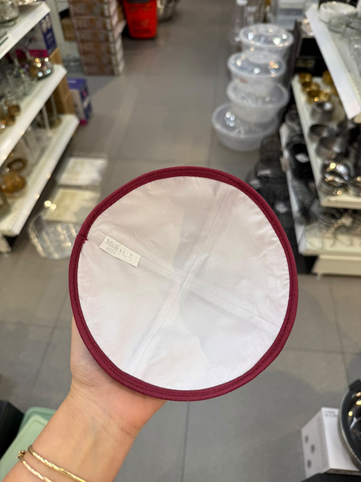 כיפה קטיפה מרוקאית 18 ס״מ – בורדו בהיר זרקורים ׳סידנא בבא סאלי' כתוביות בורדו
